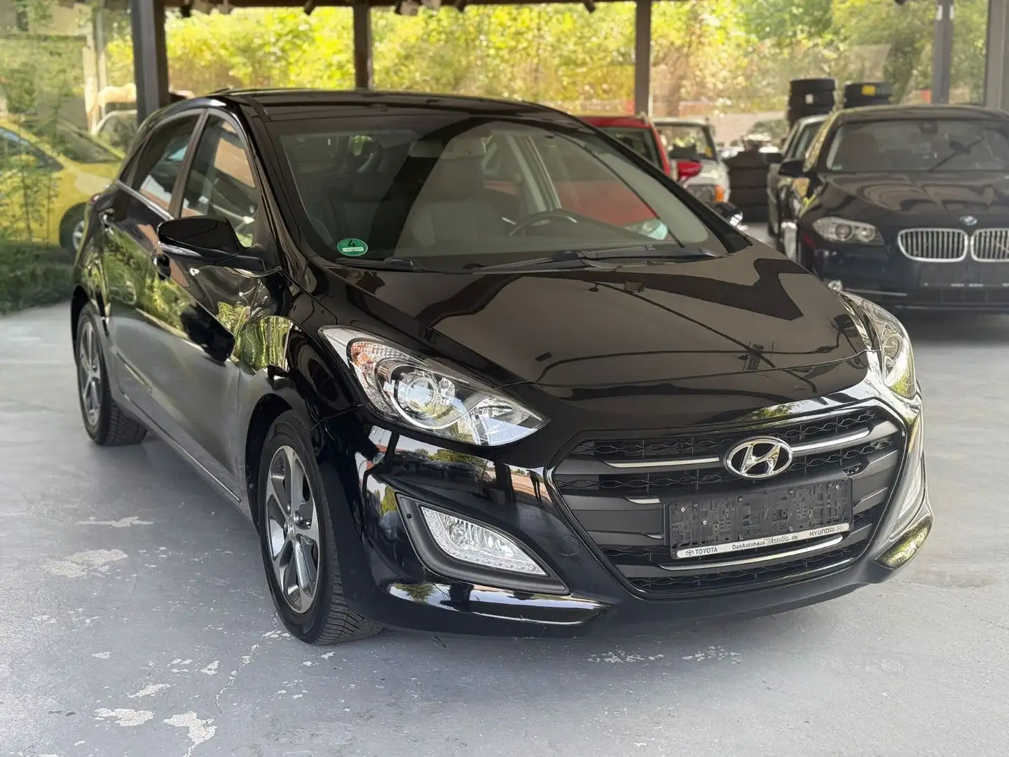 Hyundai i30 1.6 GDI blue Trend-Kamera-Shz-Tempo-Klima Schwarz - 1