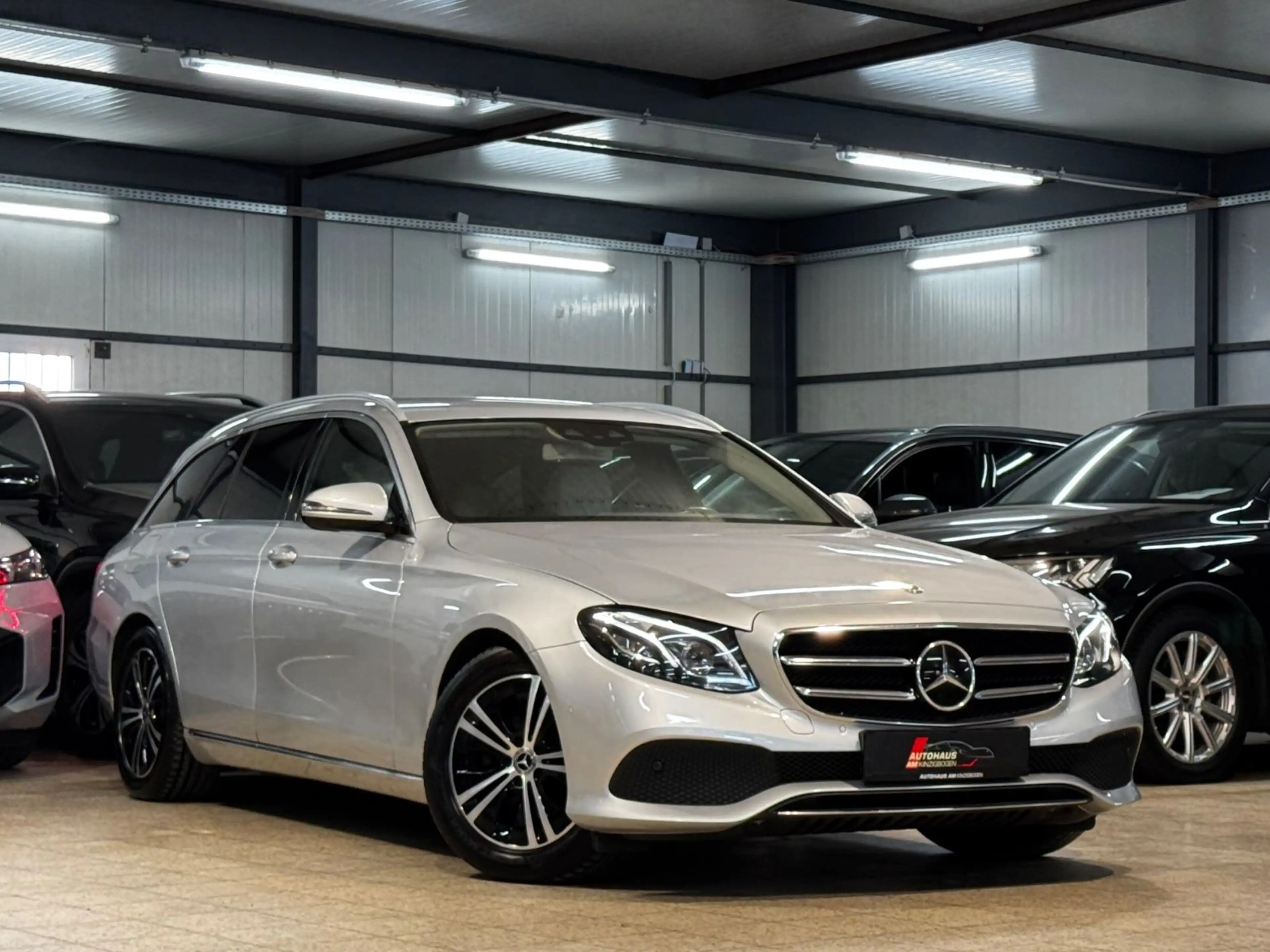 Mercedes-Benz E 220 d T AVANTGARDE MBEAM*BSNSS*DIST*SBLF*1.HAND