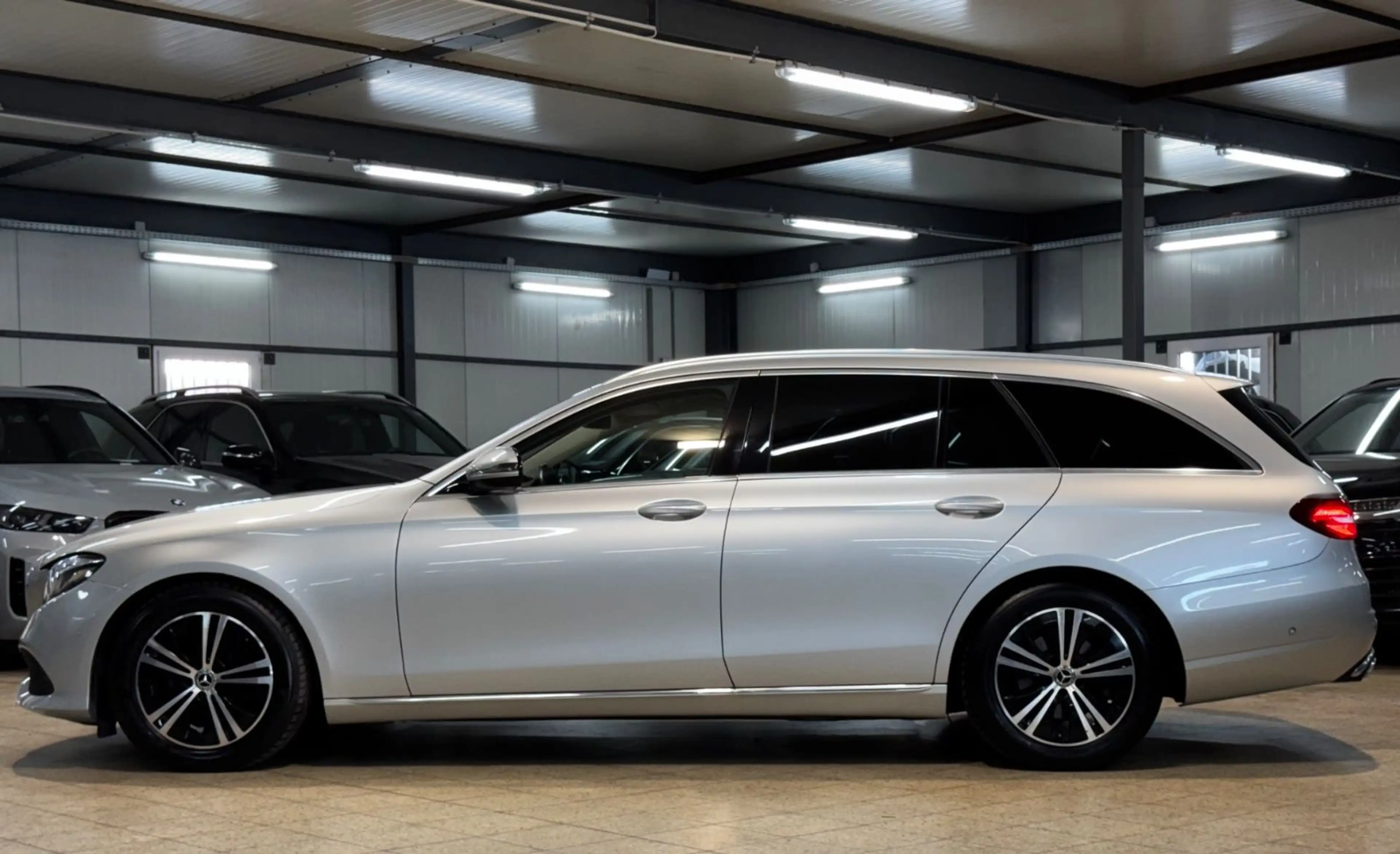 Mercedes-Benz E 220 d T AVANTGARDE MBEAM*BSNSS*DIST*SBLF*1.HAND — photo 4