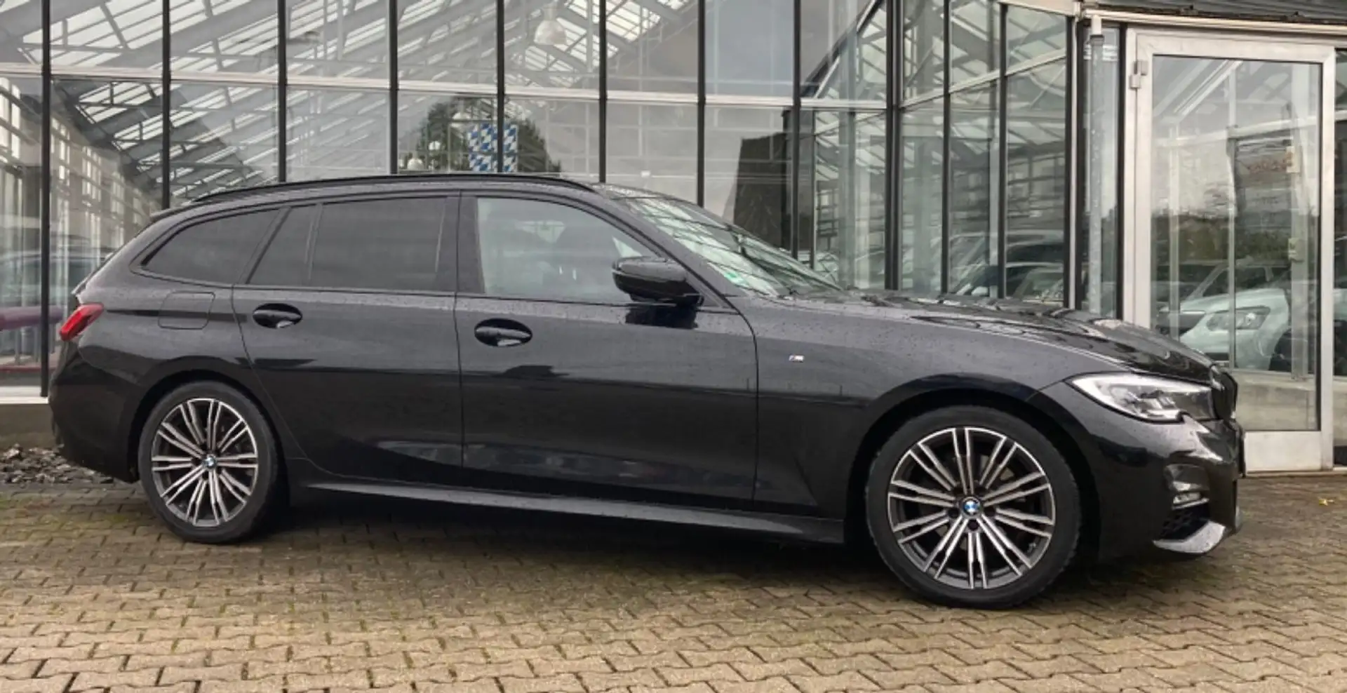 BMW 320 i Touring M Sport Automatik Laserlicht AHK Noir - 2