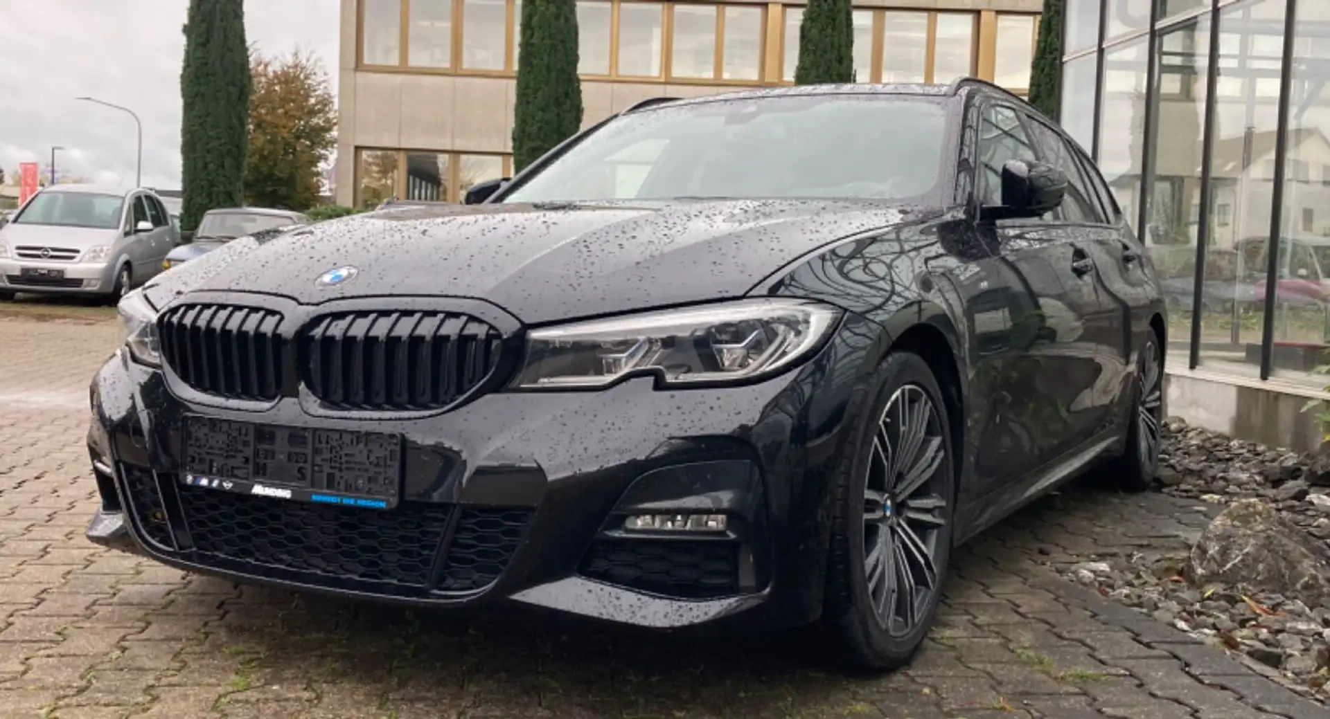 BMW 320 i Touring M Sport Automatik Laserlicht AHK Noir - 1