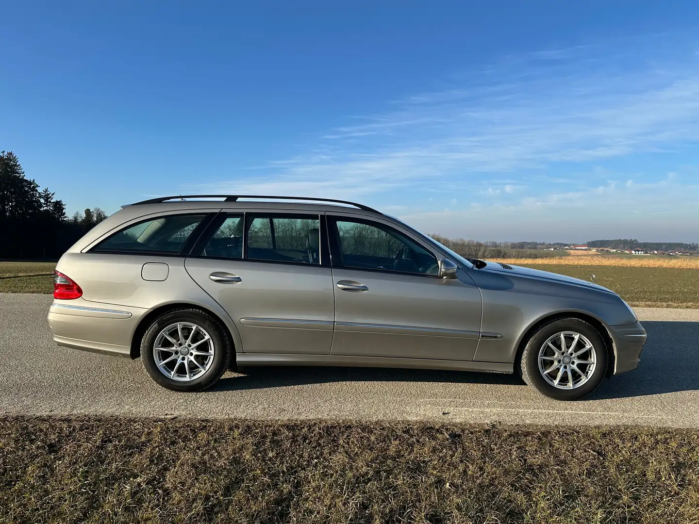 Mercedes-Benz E 280 (W211) Gepflegtes Garagenfahrzeug Stříbrná - 2