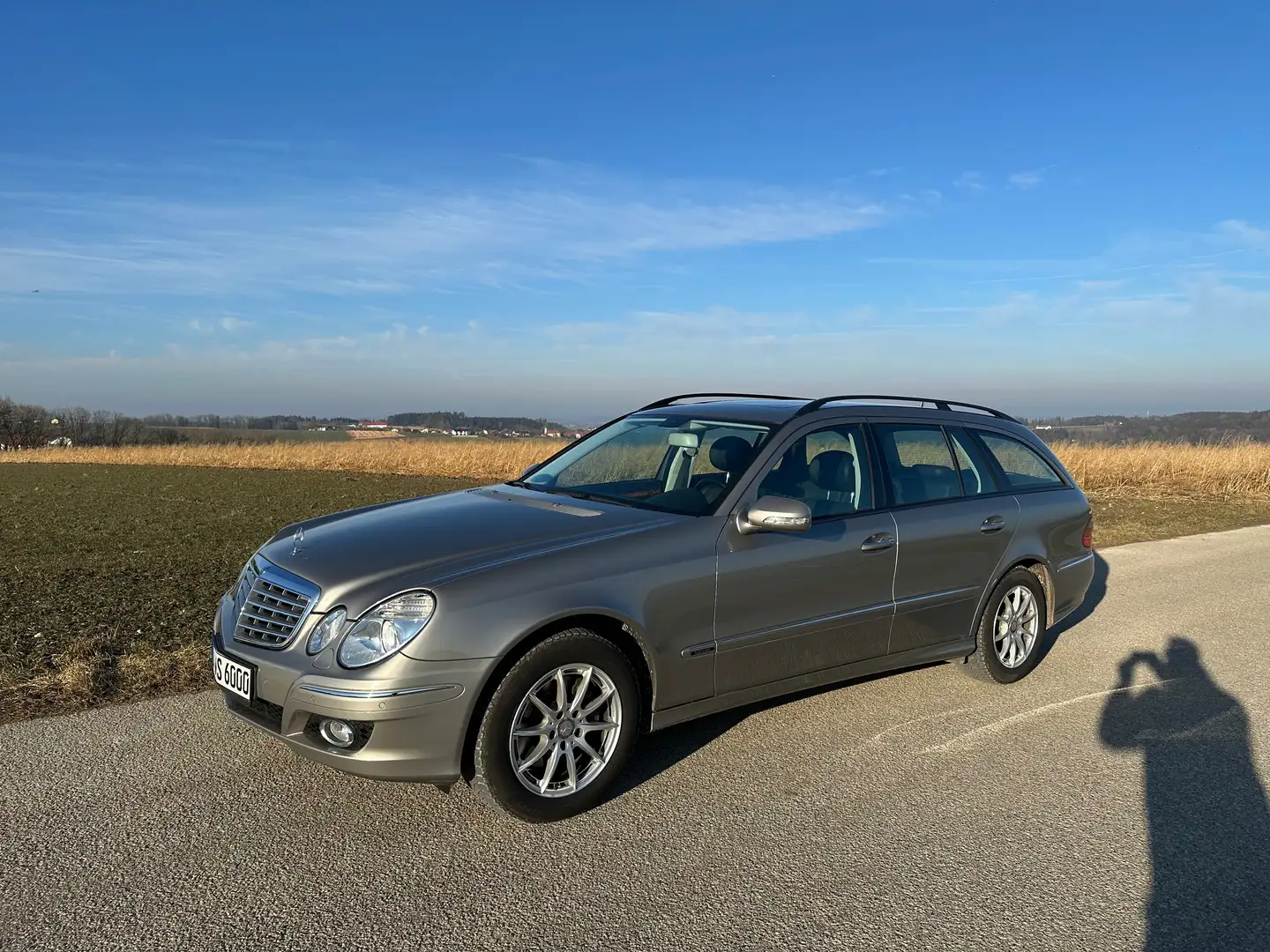 Mercedes-Benz E 280 (W211) Gepflegtes Garagenfahrzeug Stříbrná - 1
