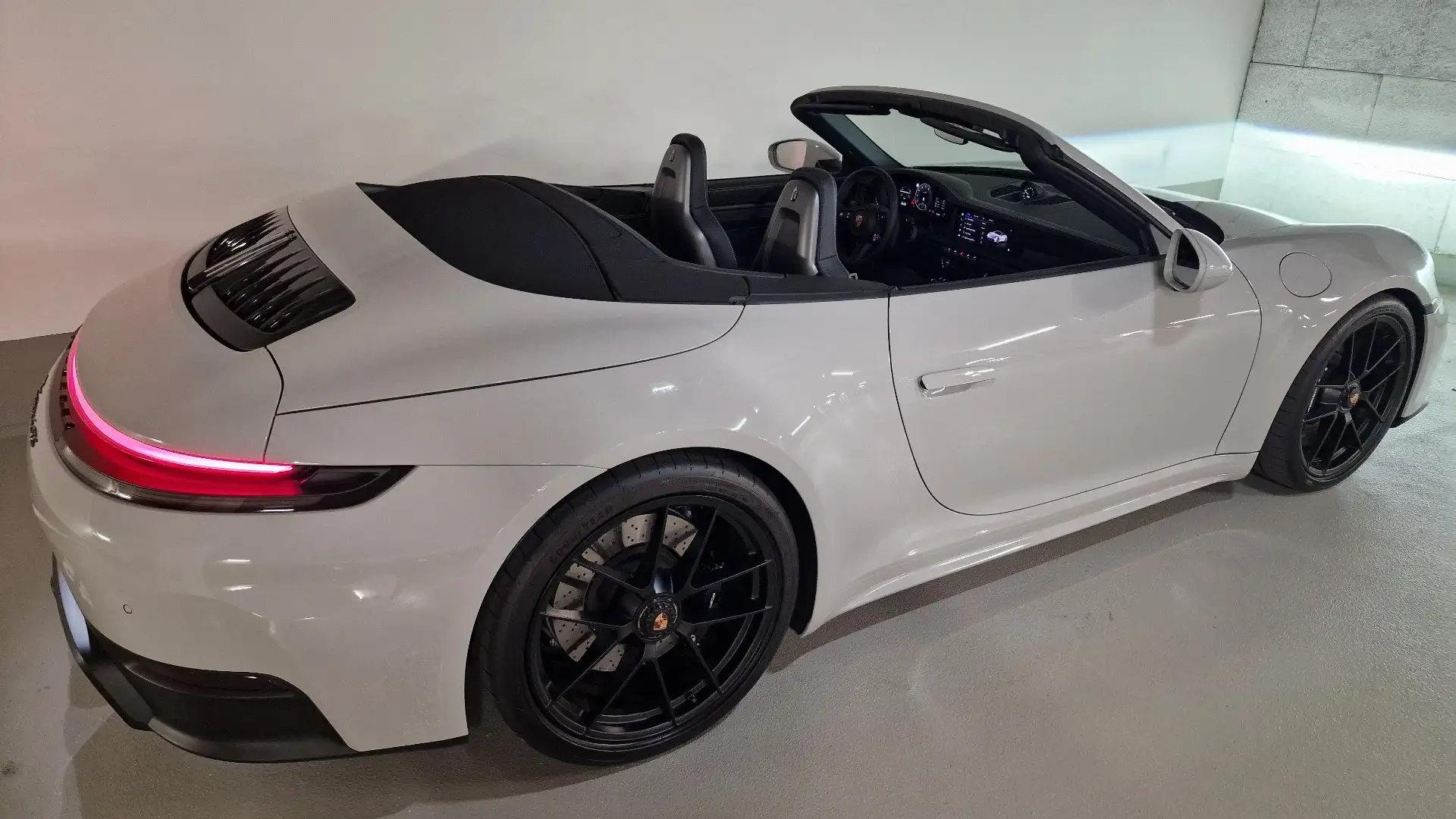Porsche 911 992.2 Carrera 4 GTS Cabriolet Grau - 2