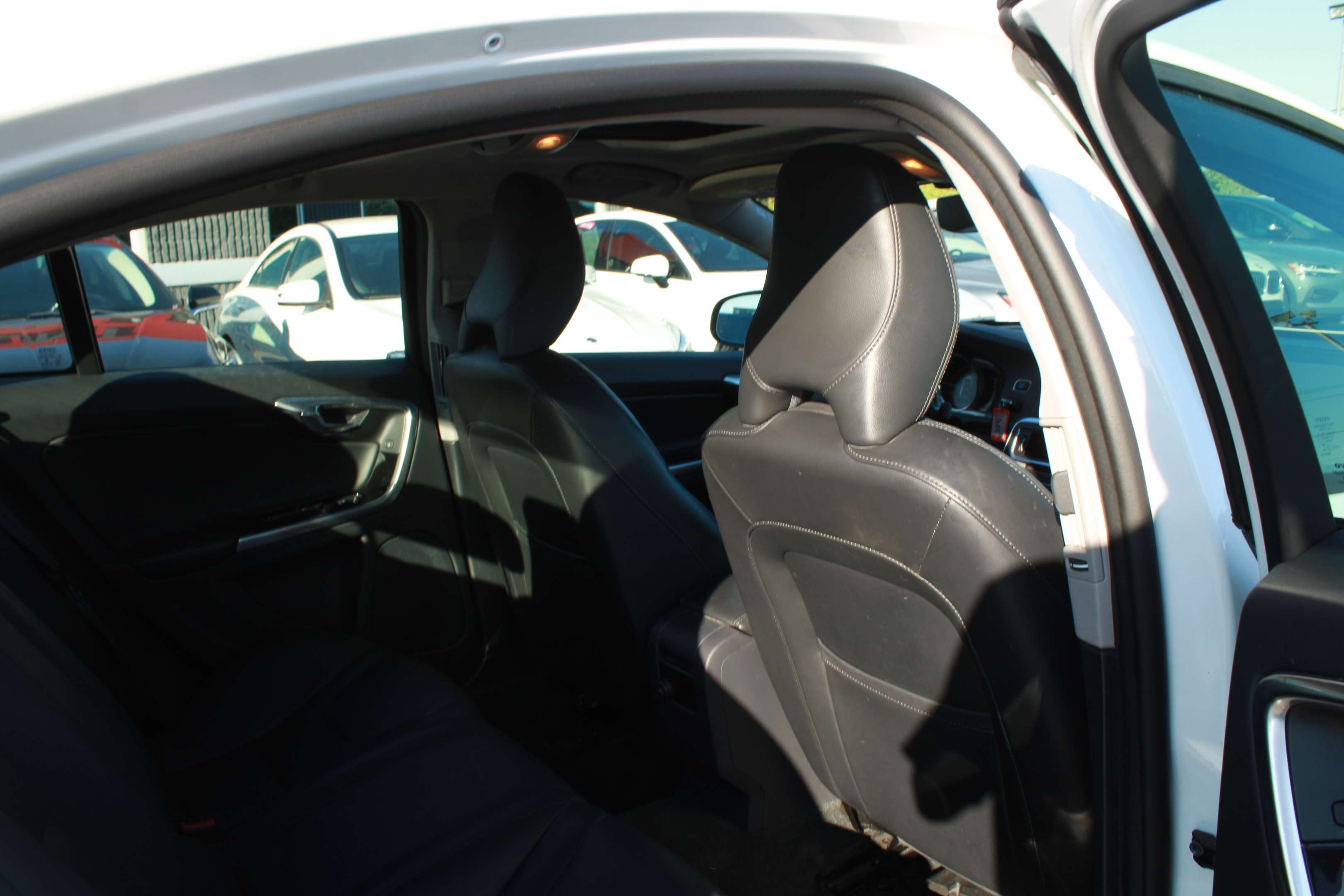 2018 Volvo S60 Dynamic - Image 16