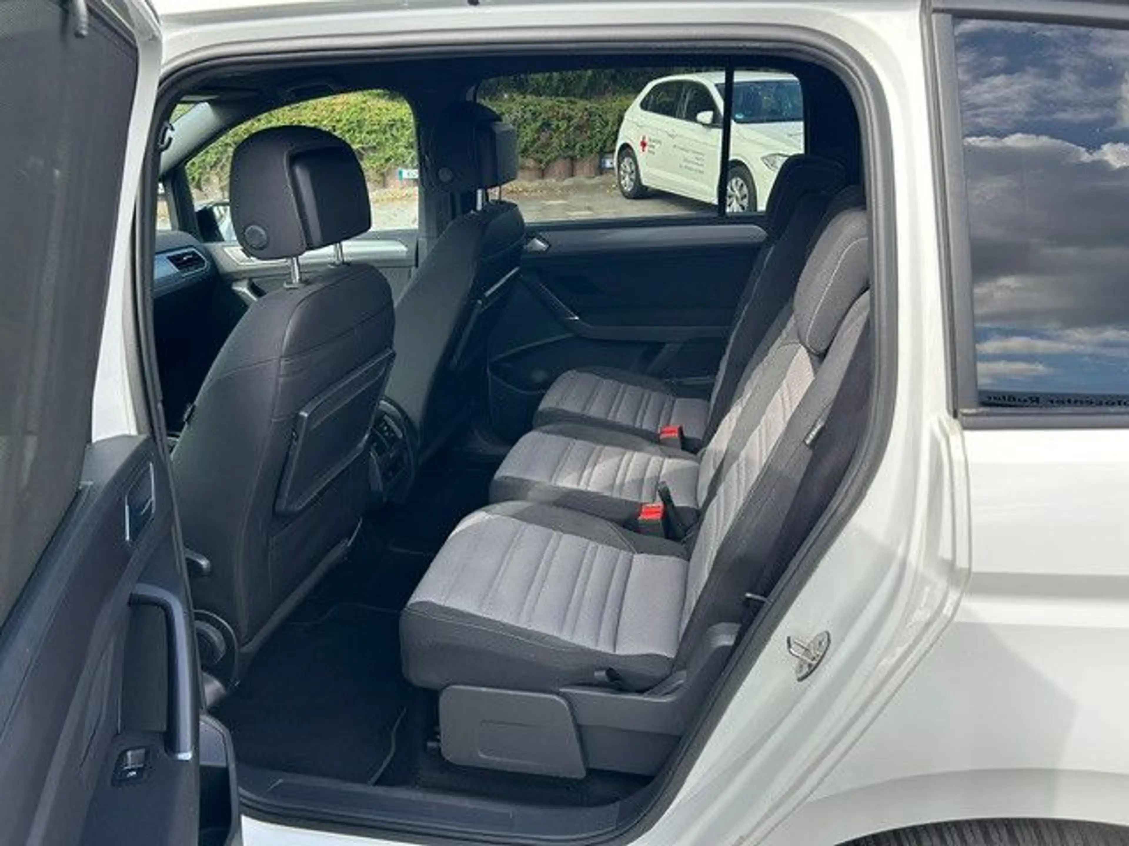 Volkswagen Touran Highline R-Line Standheizung Navi LED — photo 11