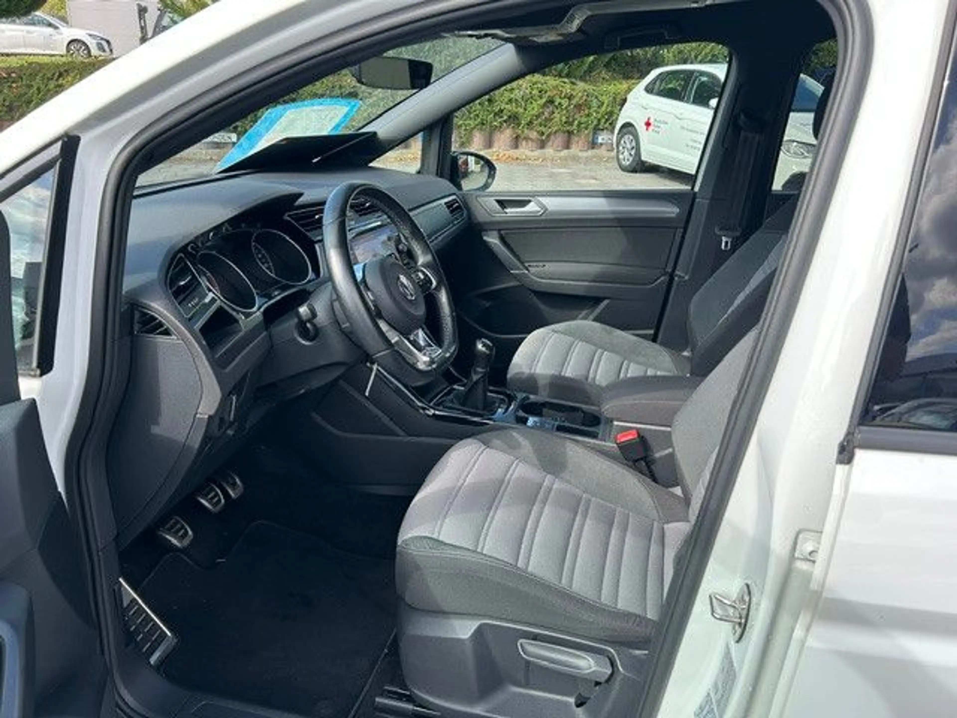 Volkswagen Touran Highline R-Line Standheizung Navi LED — photo 8