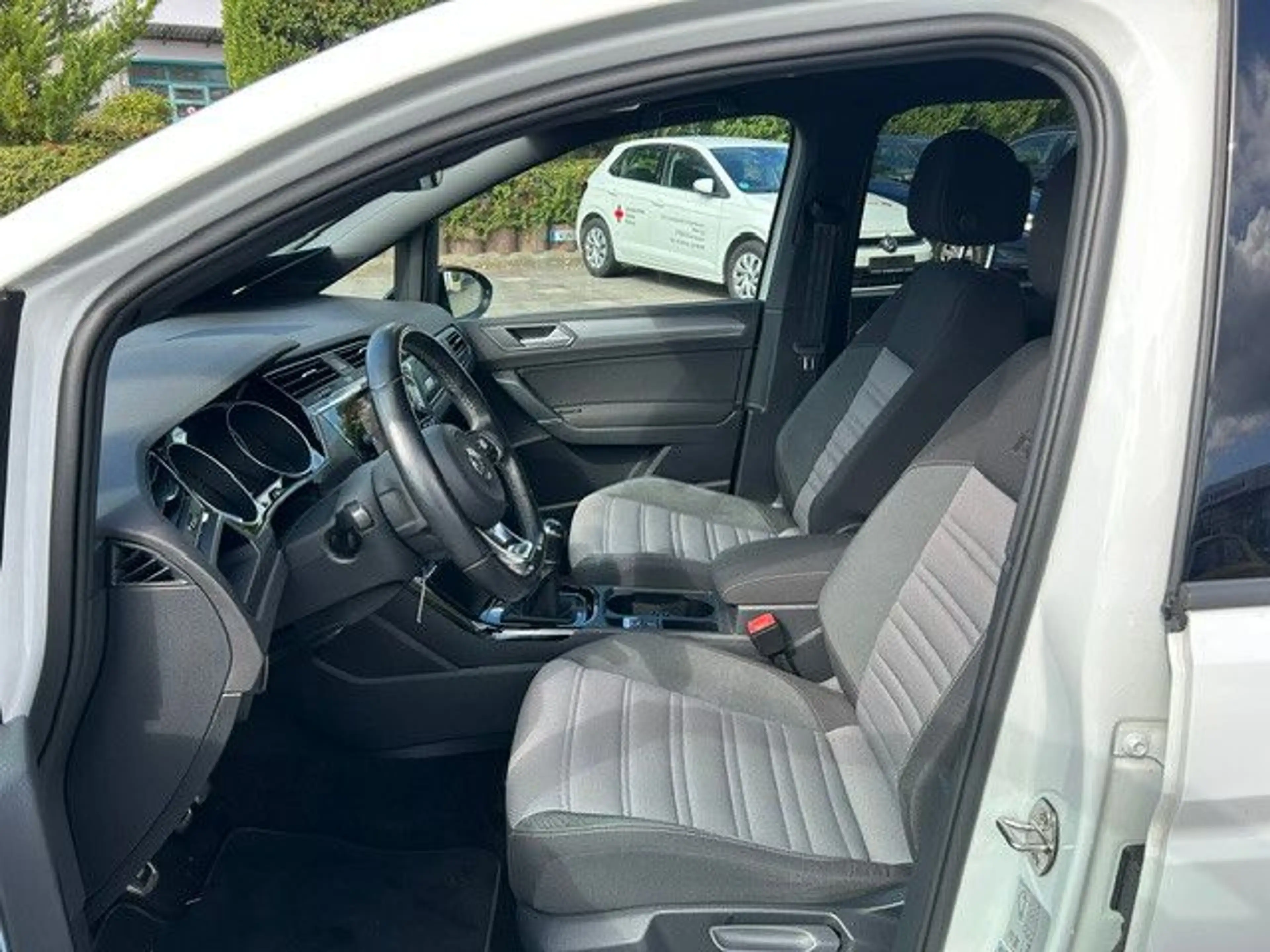 Volkswagen Touran Highline R-Line Standheizung Navi LED — photo 7