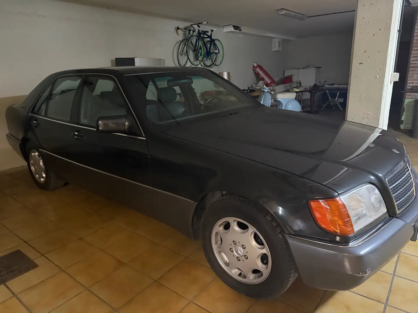 Mercedes-Benz 400 400 SE Schwarz - 1