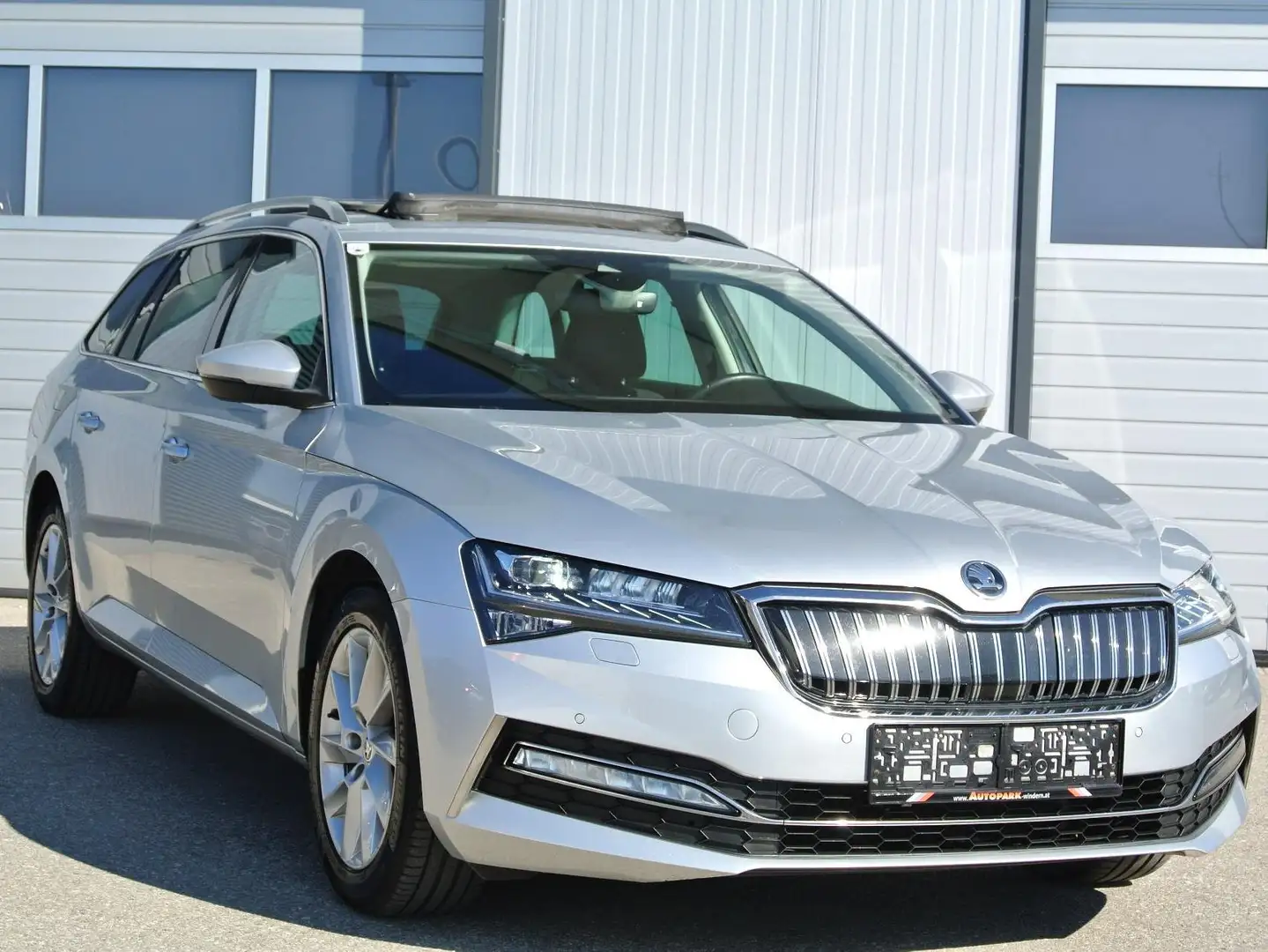 Skoda Superb Kombi iV Style DSG ** PANO * AHK * LED * KAMERA Silber - 1