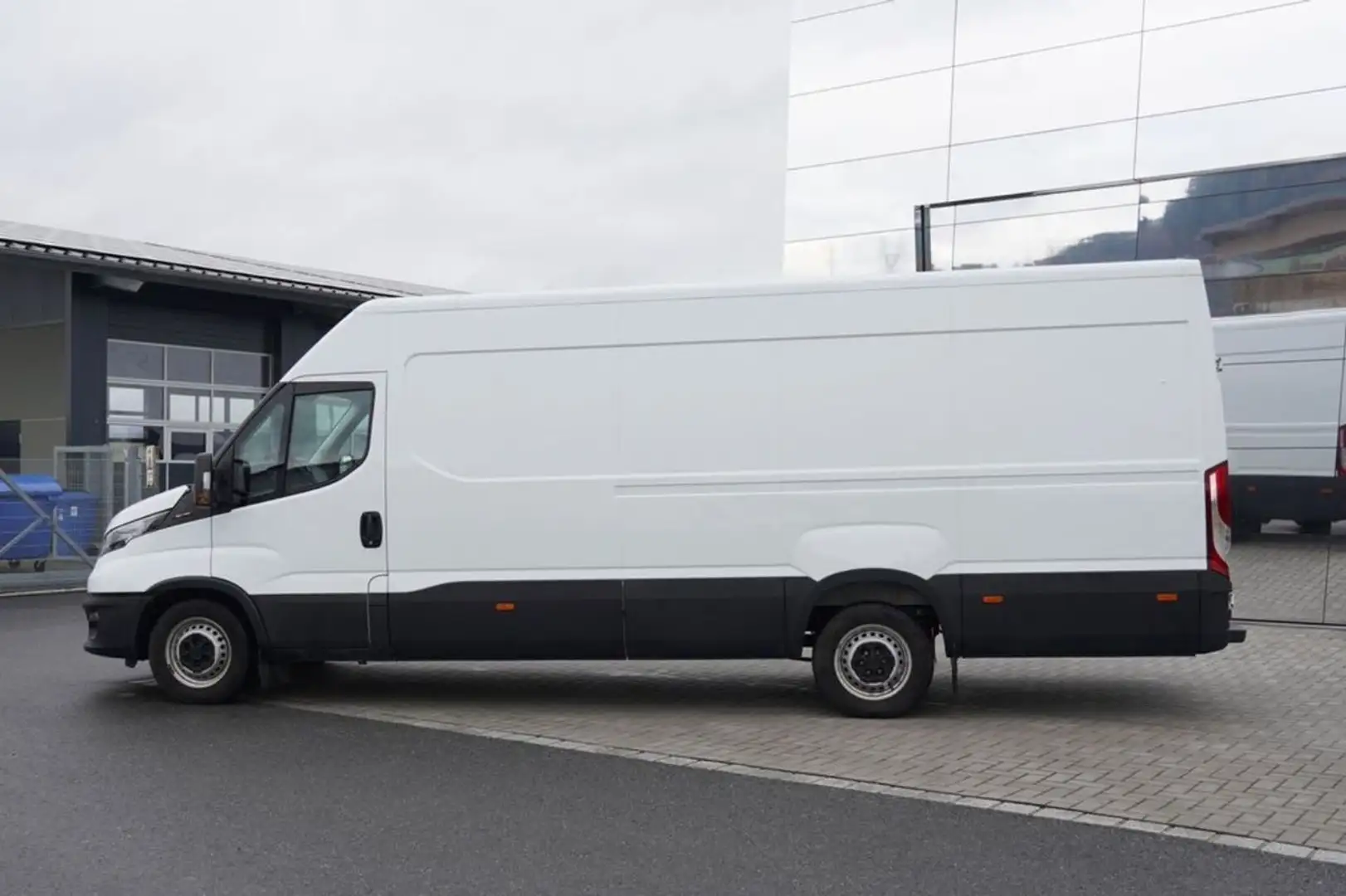 Iveco Daily Family 35C17 SV 3520L H2 Tor 12.0 170 Weiß - 2