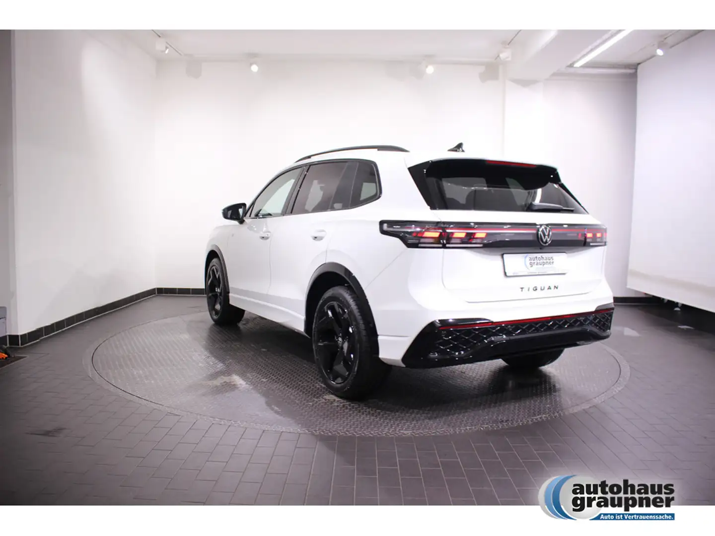 Volkswagen Tiguan 2.0 TDI DSG R-Line ACC AKTIVSITZE LED Weiß - 2