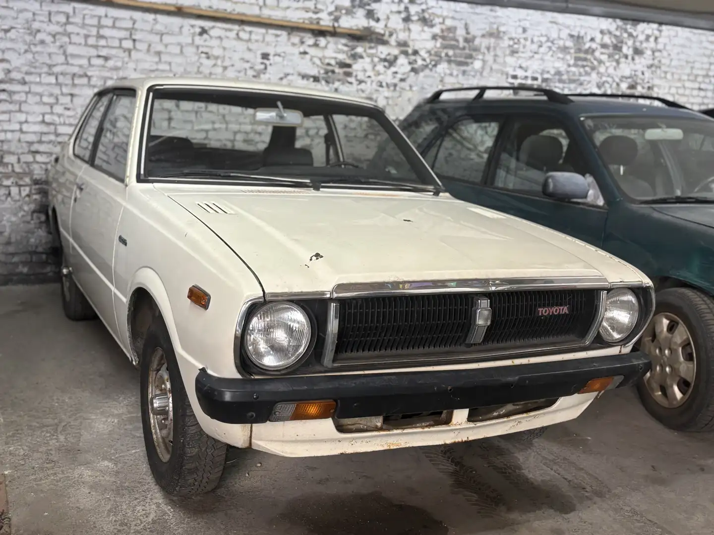 Toyota Corolla automatique, annee 1977, coupé, attraction arriè Bej - 1