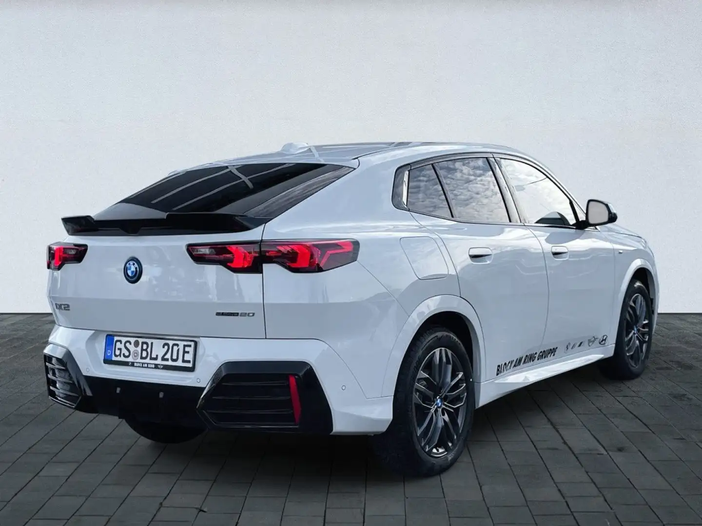 BMW iX2 EDRIVE20 Sportpaket HUD Navi LED Klima PDC Weiß - 2