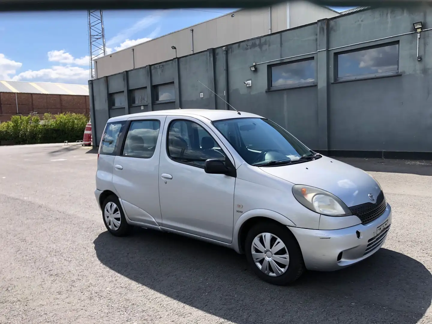 Toyota Yaris 1.3i VVT-i BOITE AUTOMATIQUE AIRCO CLIMATISÉ Gümüş rengi - 2