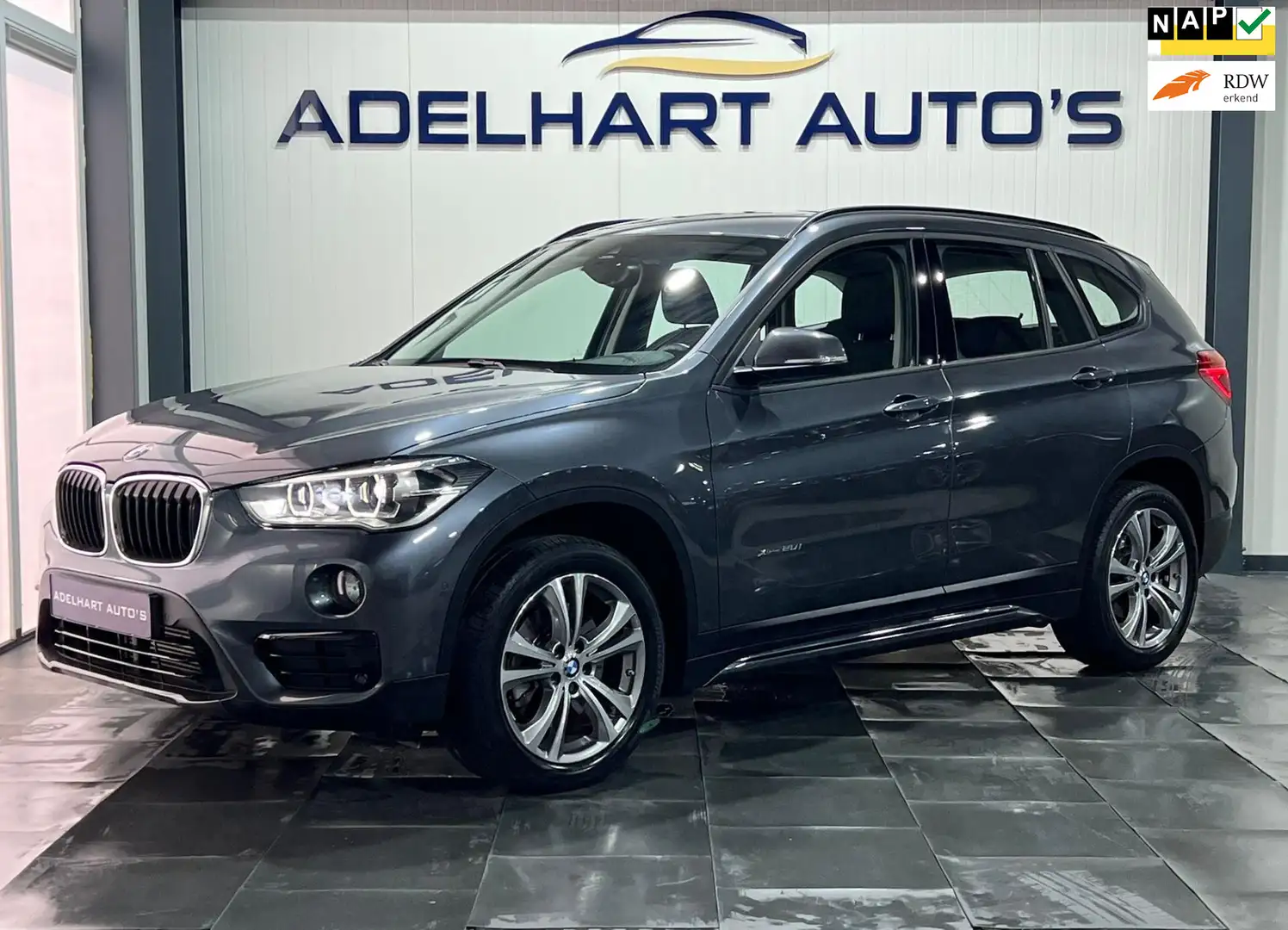 BMW X1 SDrive20i Sport Line Executive Automaat / Navigati Grijs - 1