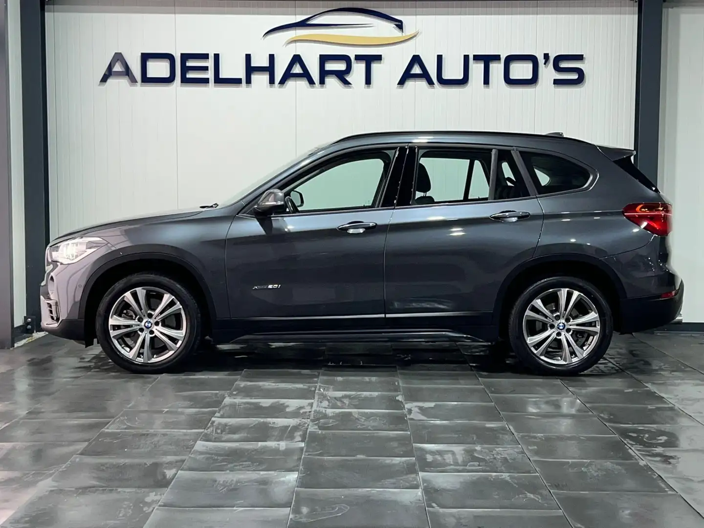 BMW X1 SDrive20i Sport Line Executive Automaat / Navigati Grijs - 2