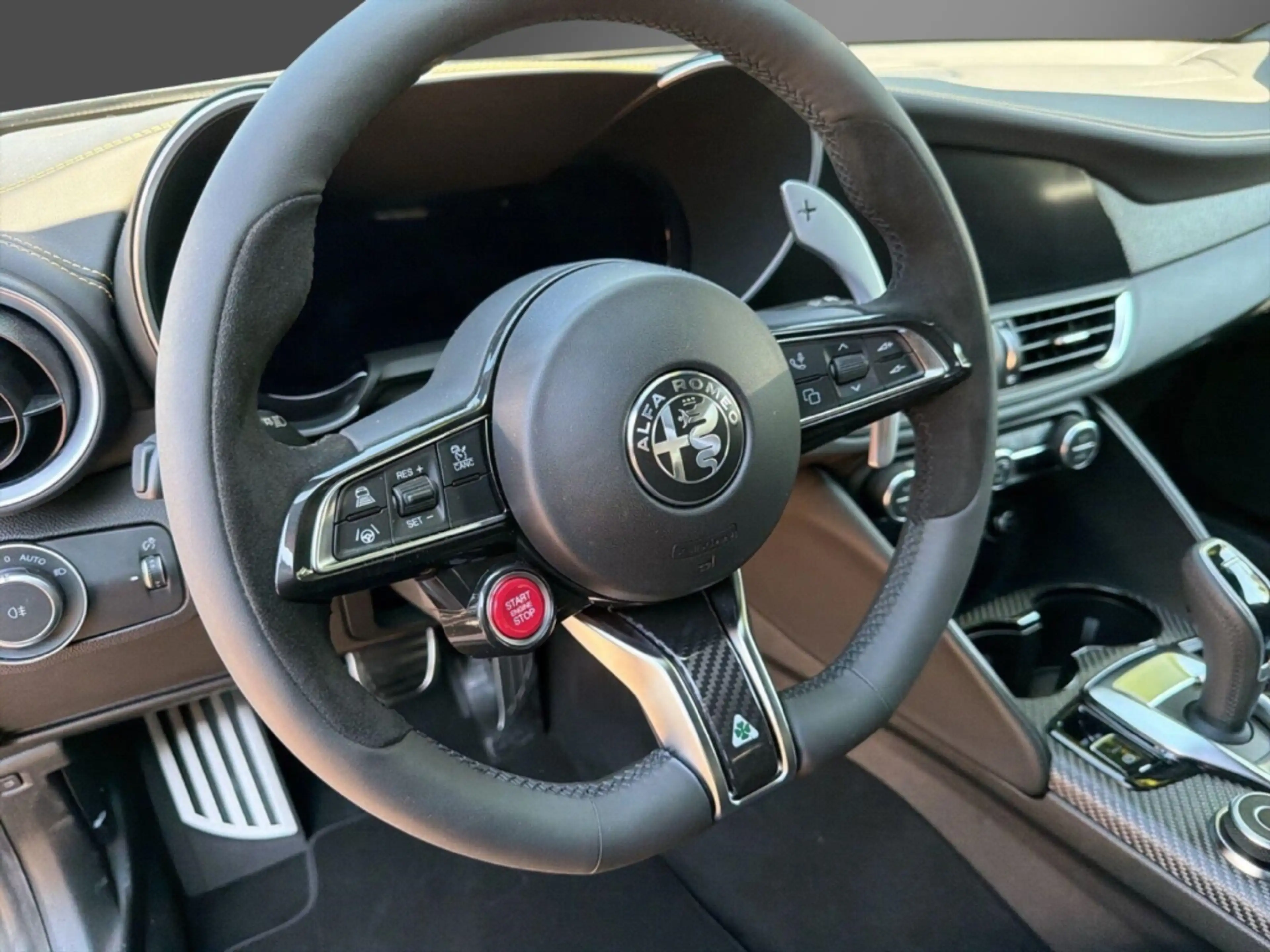 Alfa Romeo Giulia Quadrifoglio Oro -Akrapovic-Carbon Dach- — photo 11
