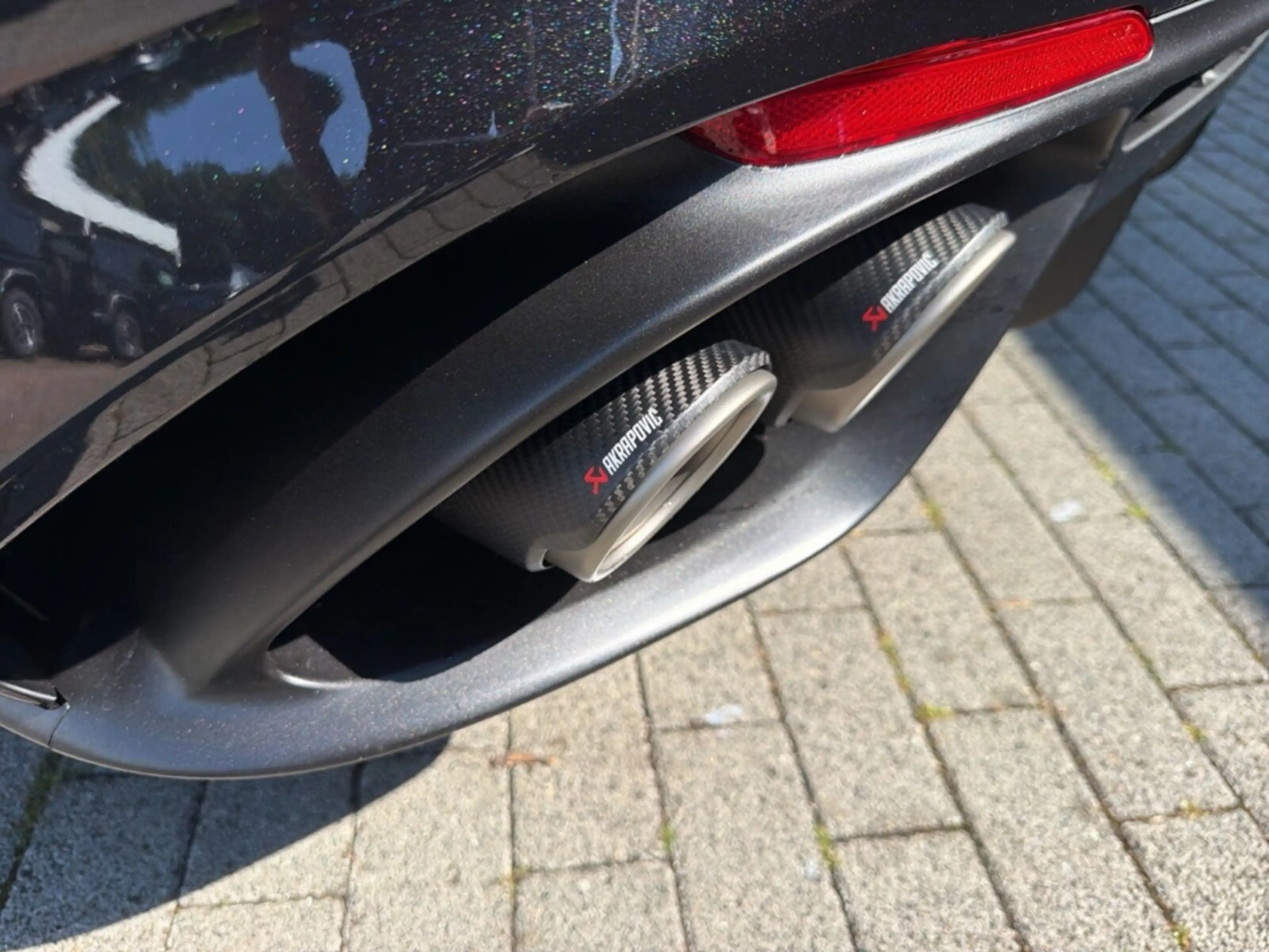 Alfa Romeo Giulia Quadrifoglio Oro -Akrapovic-Carbon Dach- — photo 7