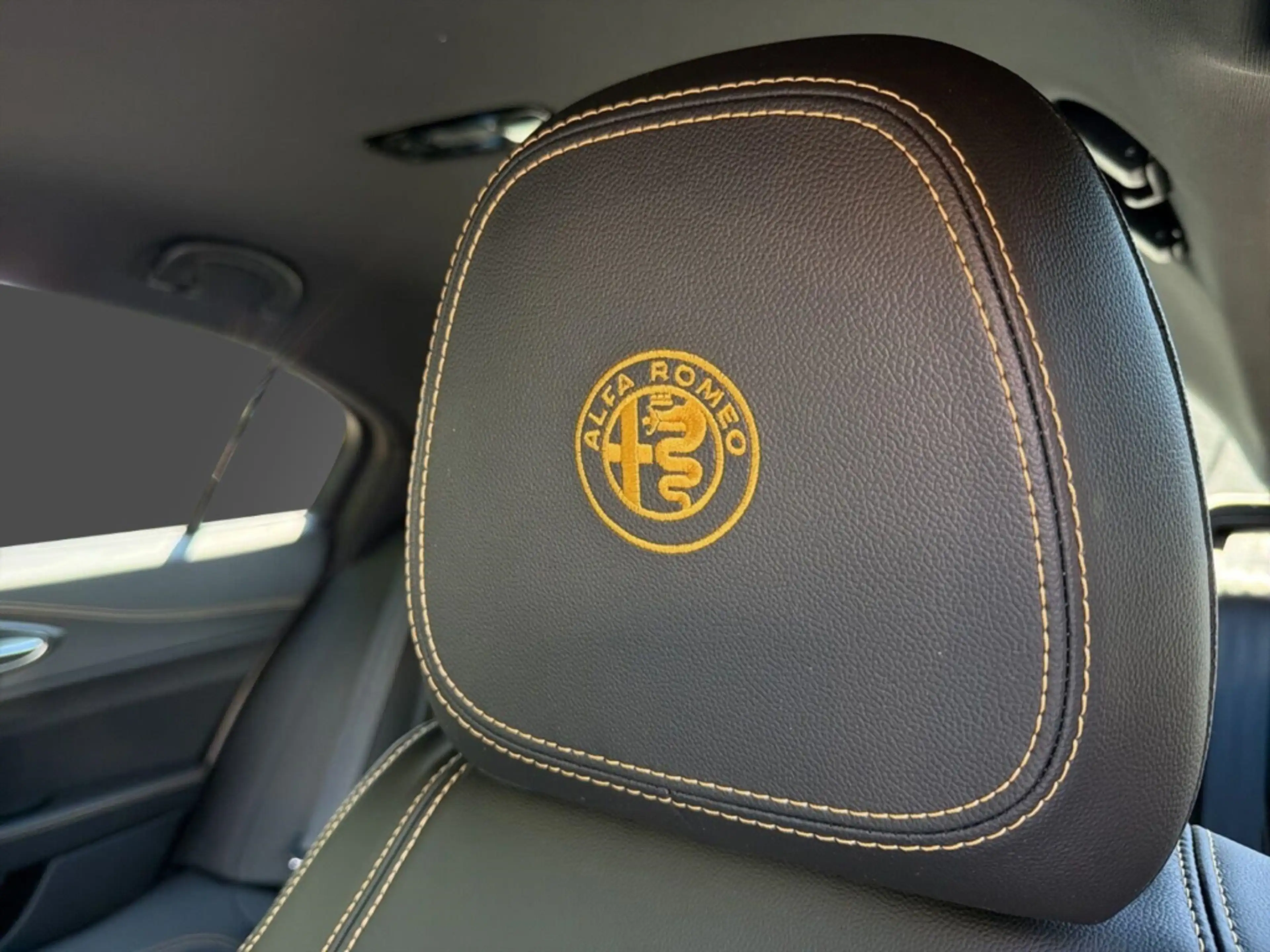 Alfa Romeo Giulia Quadrifoglio Oro -Akrapovic-Carbon Dach- — photo 15