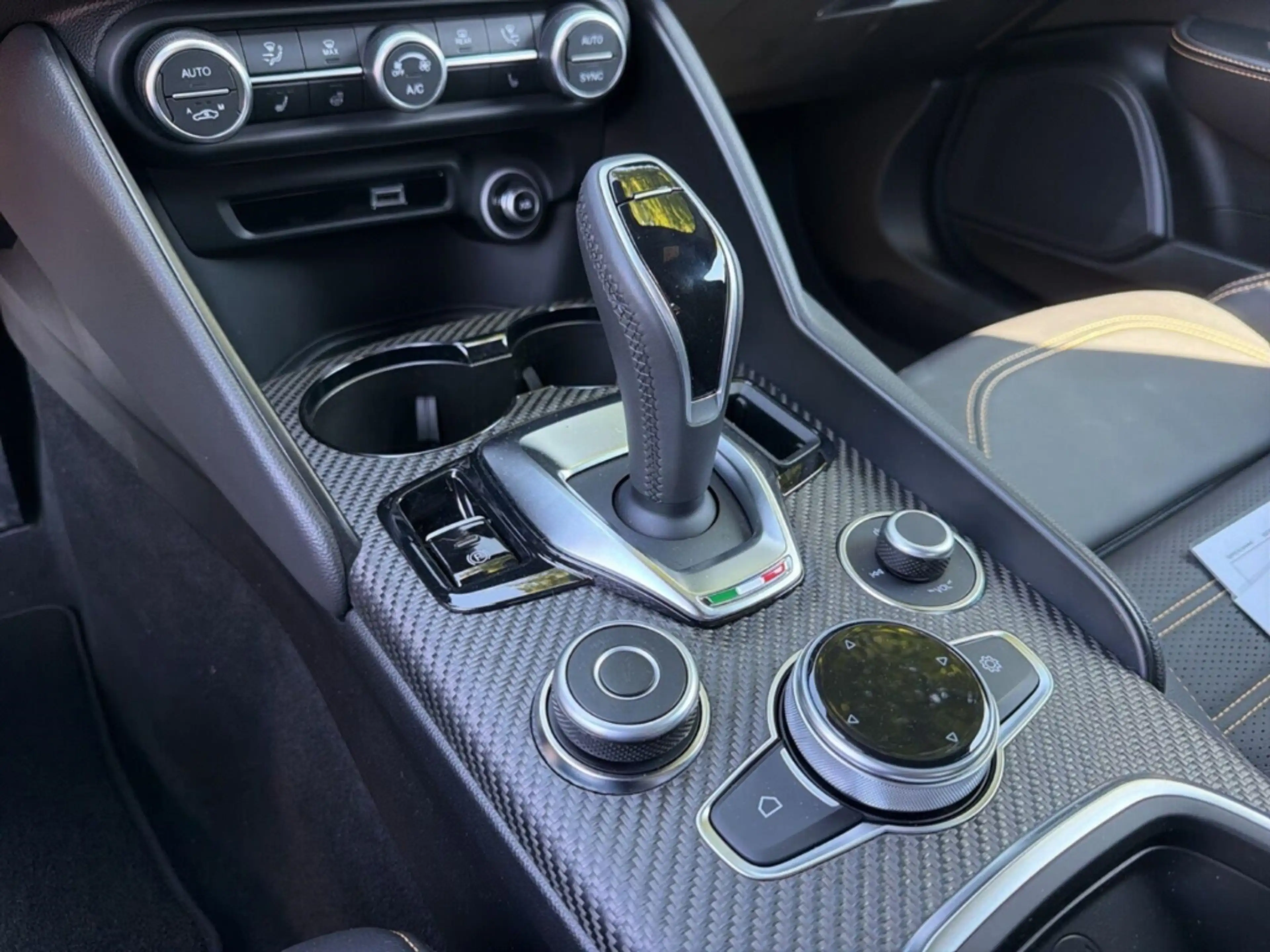 Alfa Romeo Giulia Quadrifoglio Oro -Akrapovic-Carbon Dach- — photo 12