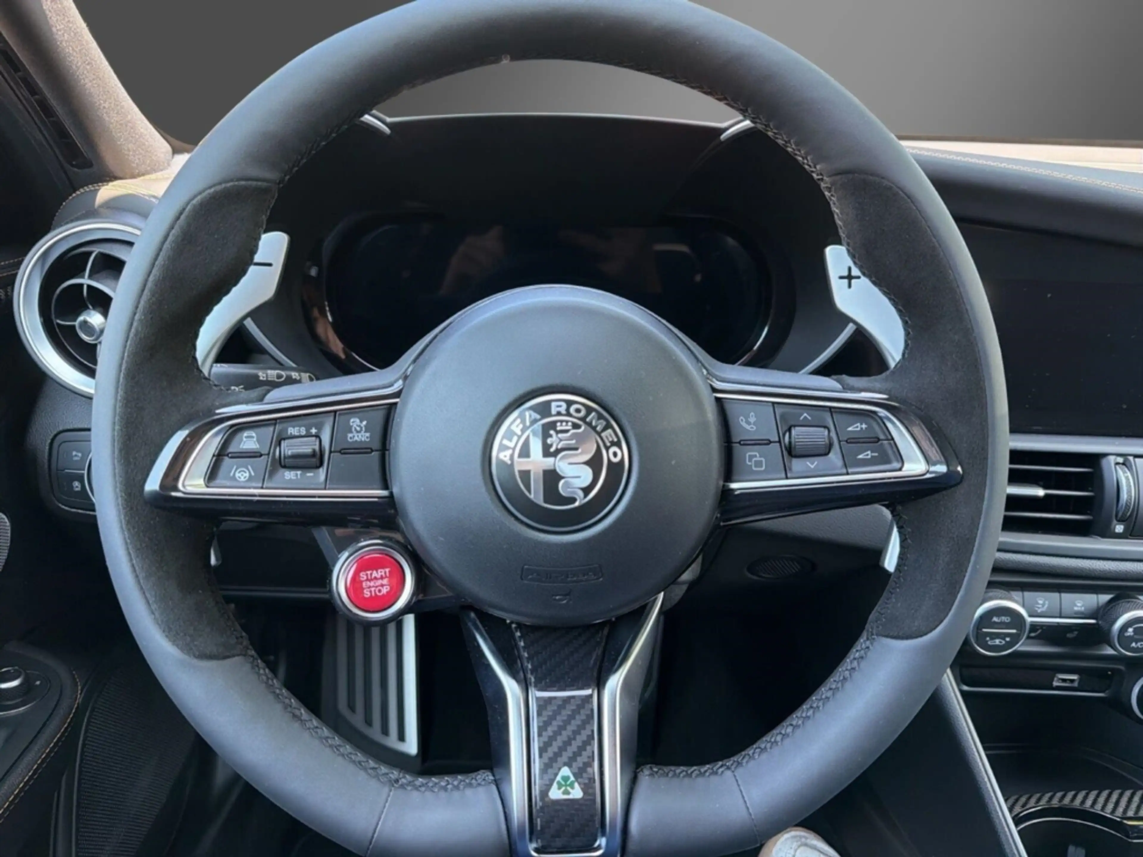 Alfa Romeo Giulia Quadrifoglio Oro -Akrapovic-Carbon Dach- — photo 13