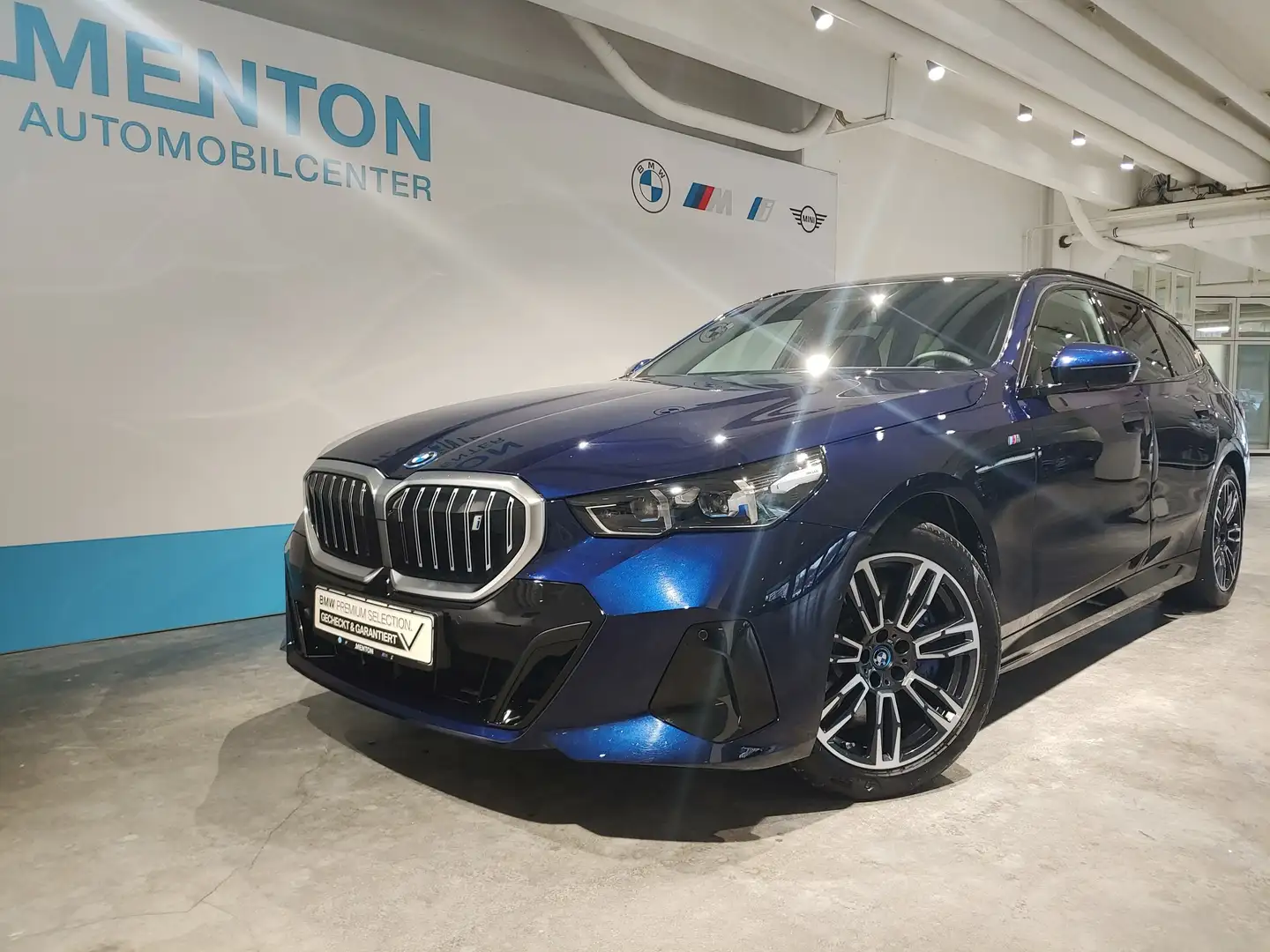 BMW i5 eDrive40 M Sportpaket/Panorama/B&W/AHK Modrá - 2