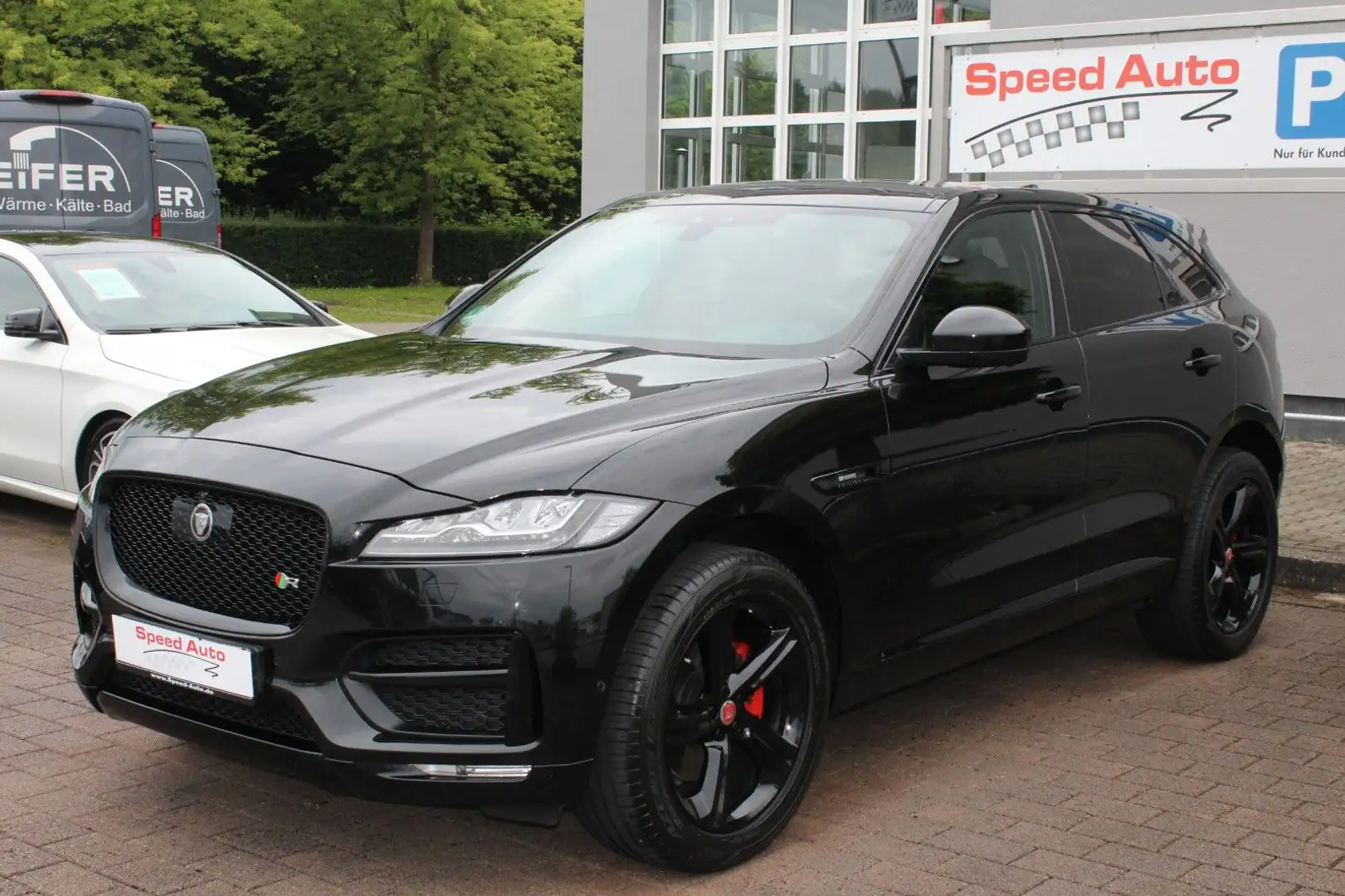 Jaguar F-Pace F-PACE 3.0d R-Sport BLACK/PANORAMA/LEDER ROT/20" Zwart - 1
