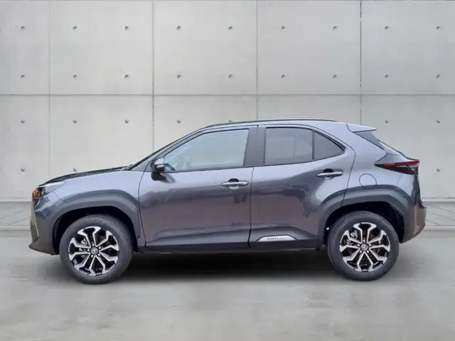 Toyota Yaris Cross view 3