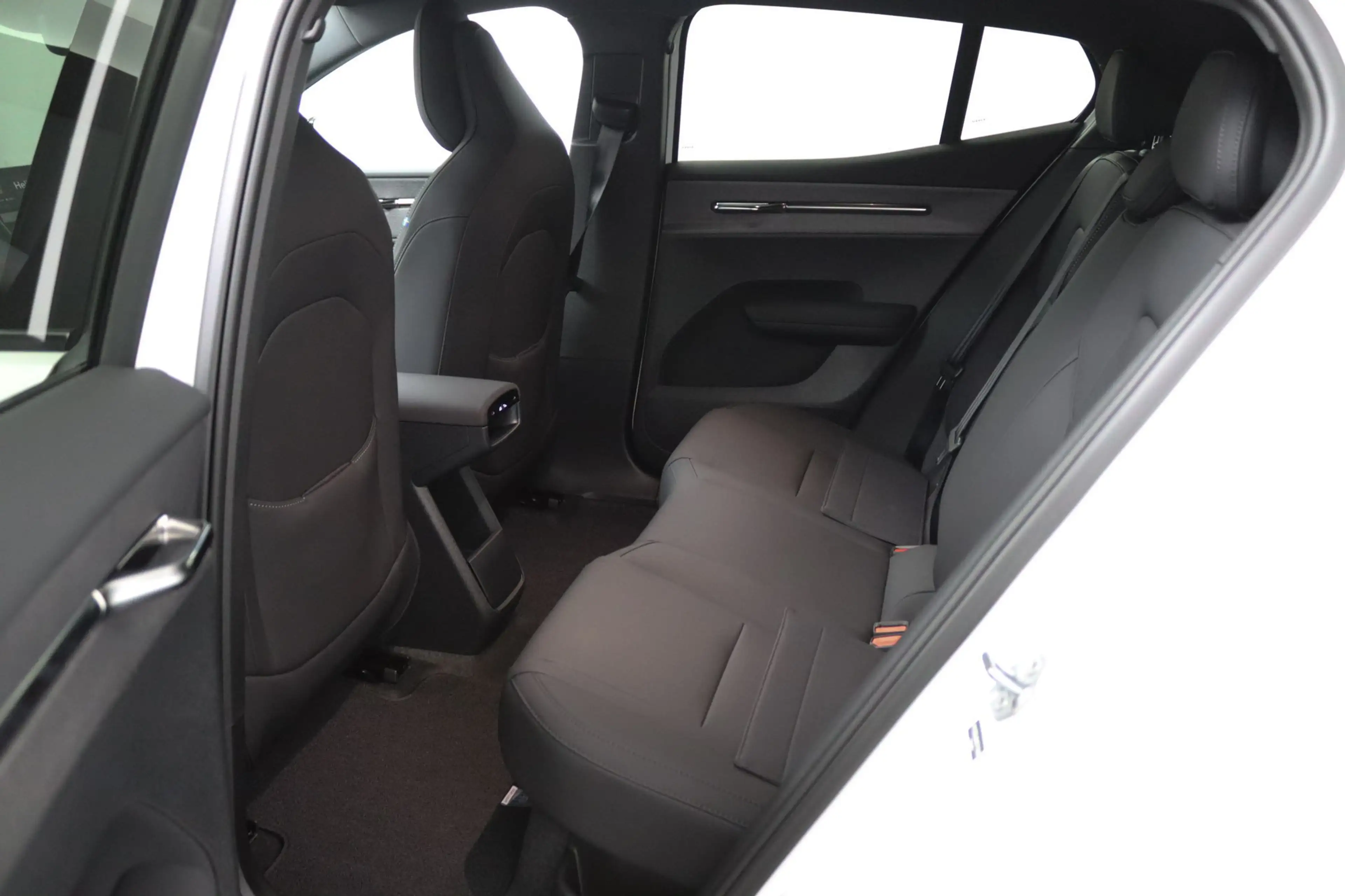 Volvo EX30 P5 Long Range Plus Black Edition Europa 69 kWh | D — photo 11