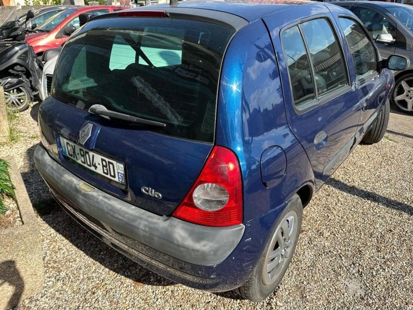 Renault Clio II phase 2 1.2i 60cv Bleu - 2