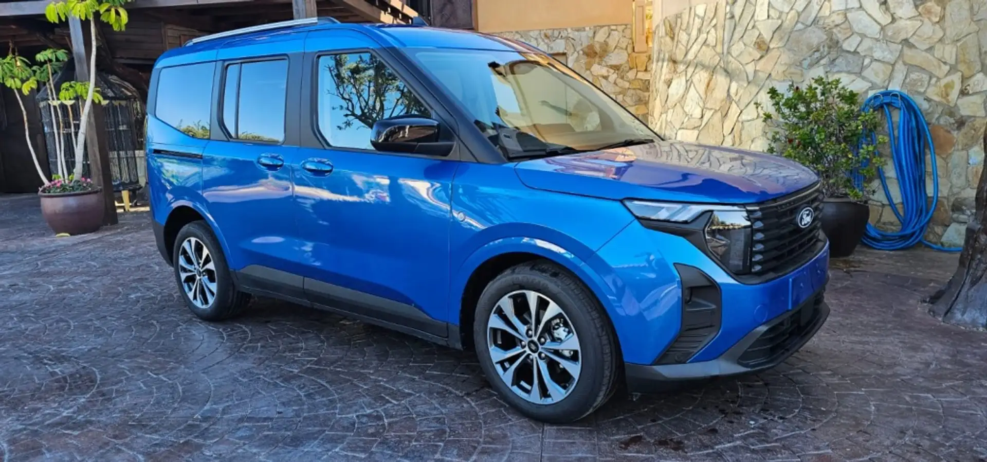 Ford Tourneo Courier 1.0 Ecoboost Active Modrá - 1