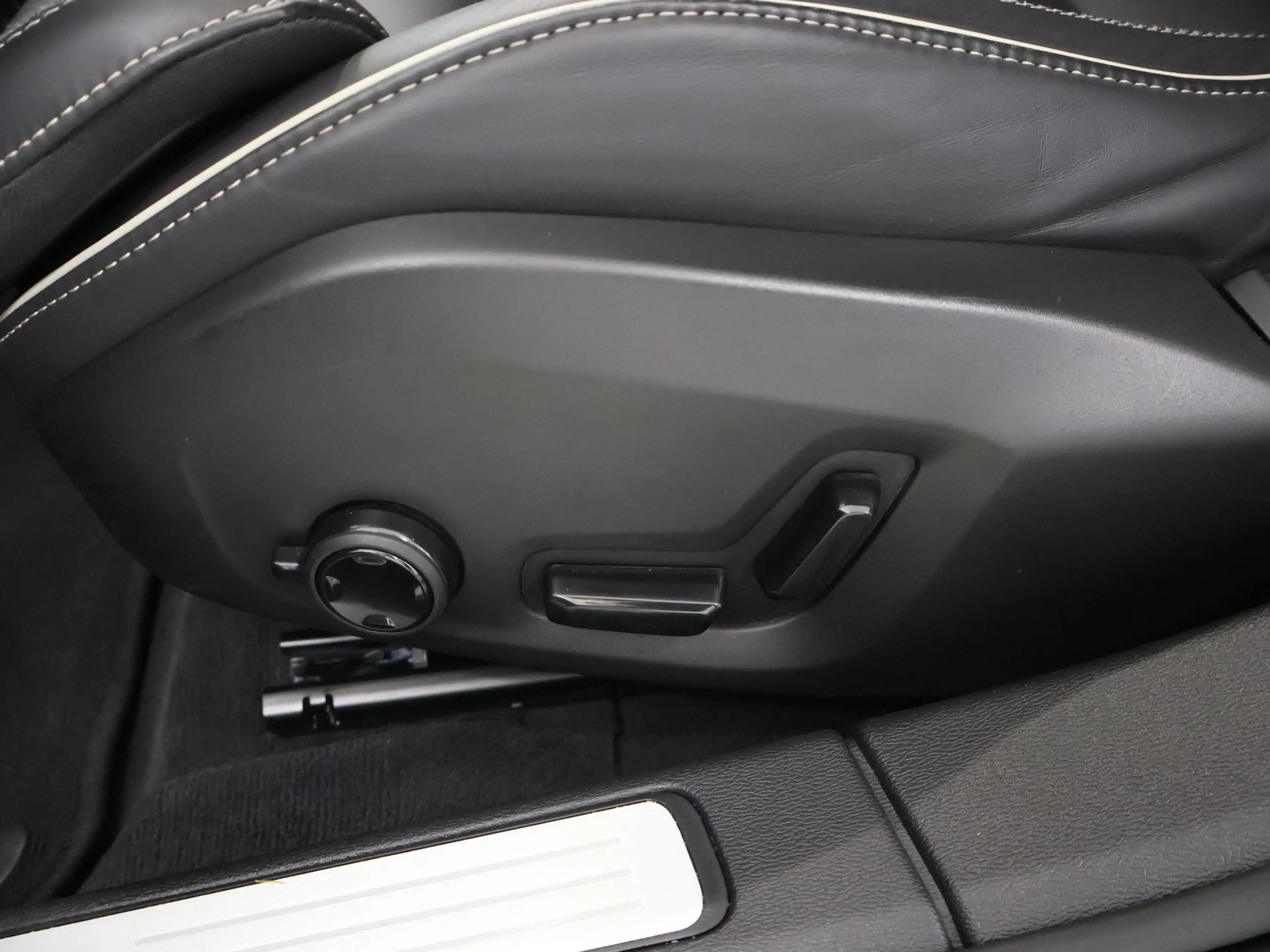 Volvo V60 2.0 T8 Plug-in hybrid AWD Plus Dark | SOH 96,2% | — photo 13