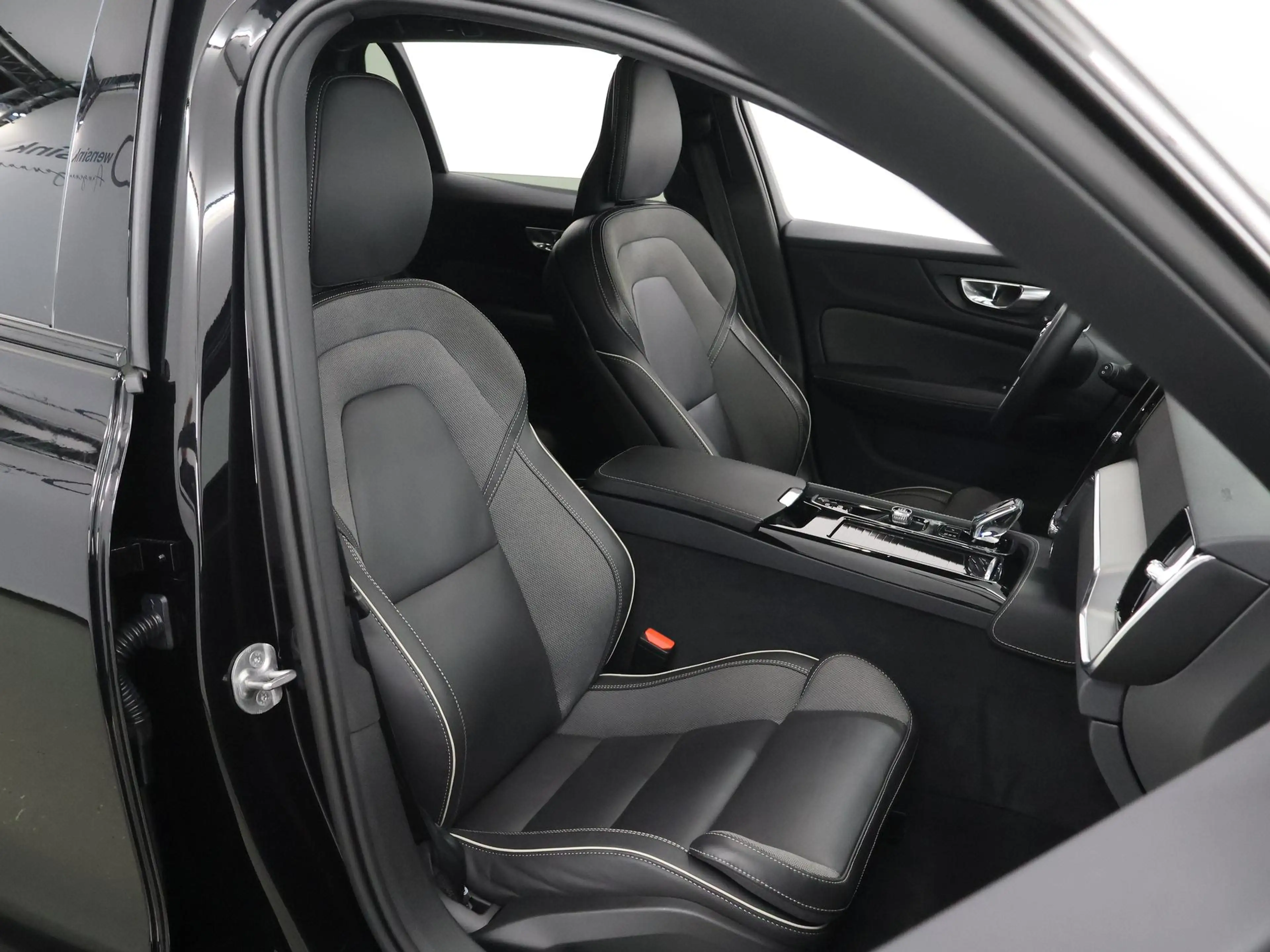 Volvo V60 2.0 T8 Plug-in hybrid AWD Plus Dark | SOH 96,2% | — photo 11