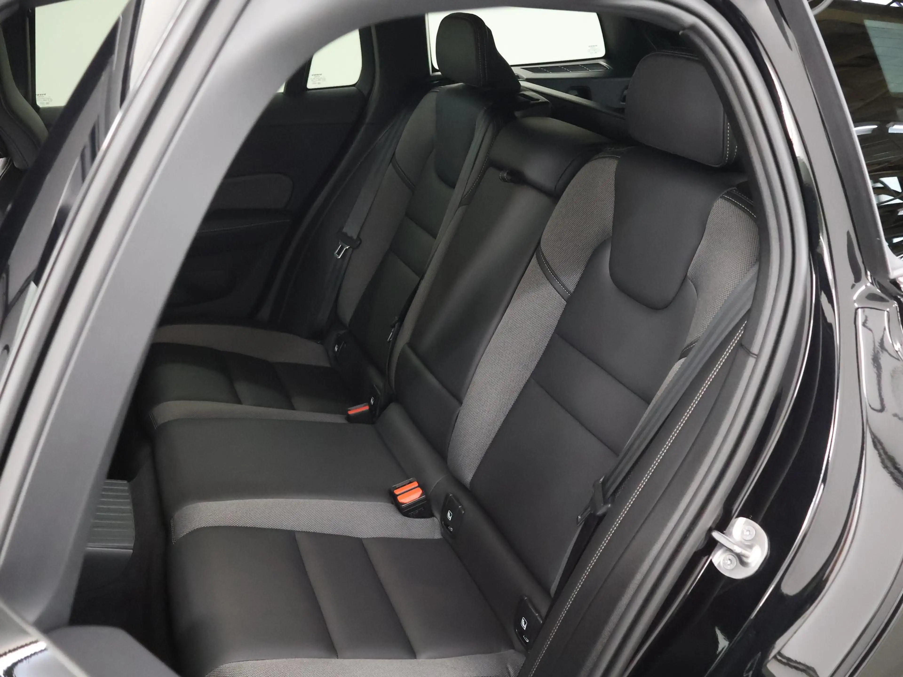 Volvo V60 2.0 T8 Plug-in hybrid AWD Plus Dark | SOH 96,2% | — photo 12