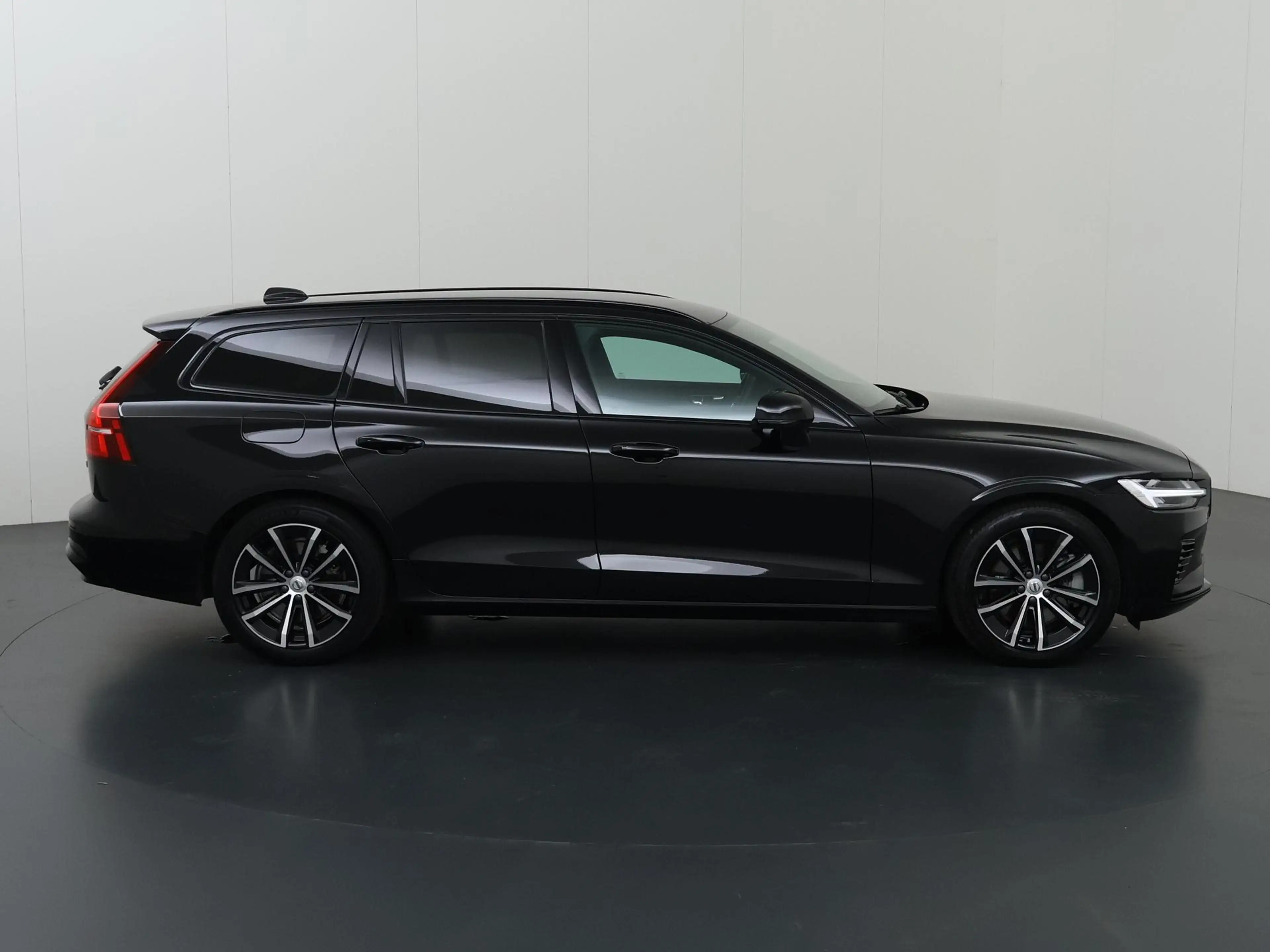 Volvo V60 2.0 T8 Plug-in hybrid AWD Plus Dark | SOH 96,2% | — photo 6