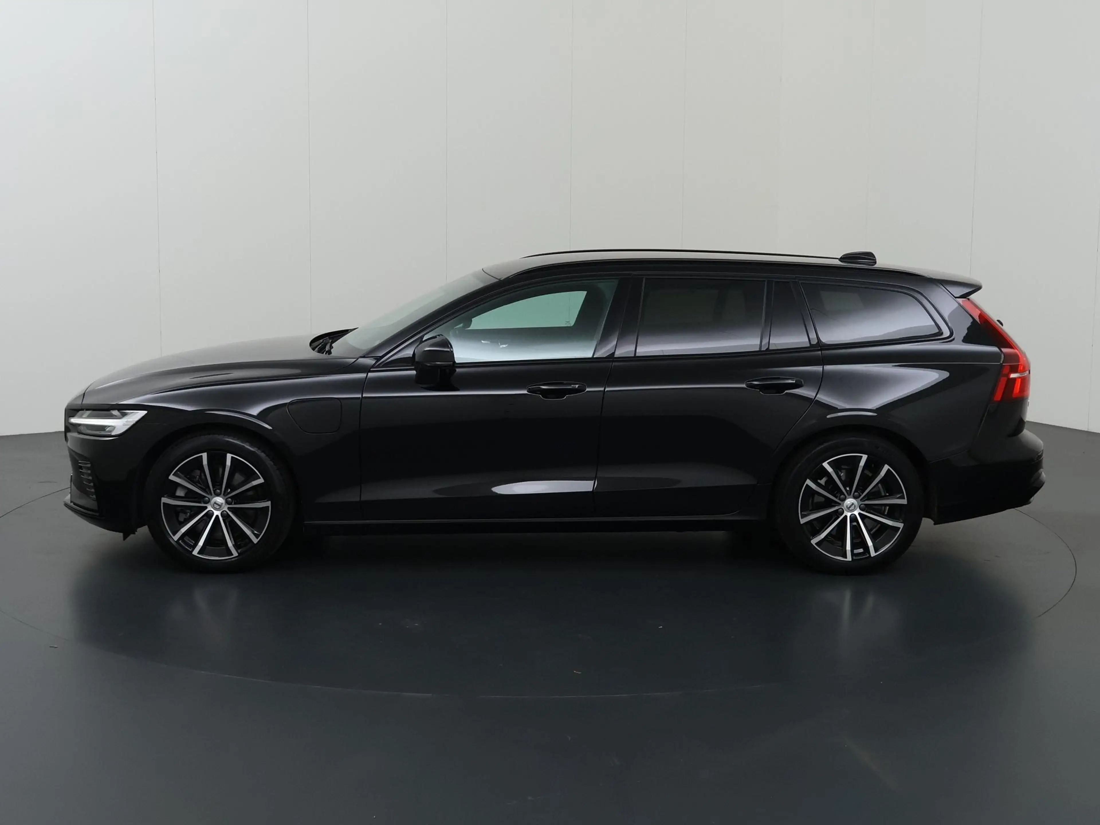 Volvo V60 2.0 T8 Plug-in hybrid AWD Plus Dark | SOH 96,2% | — photo 5