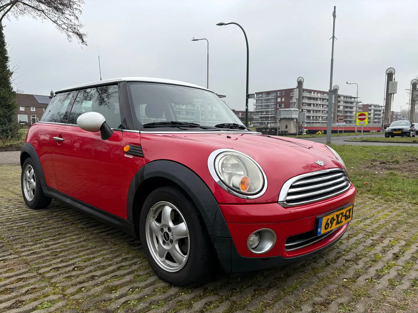 MINI Cooper Mini 1.6 Pepper / airco / nieuwe apk tot 04-2026 / Rood - 2