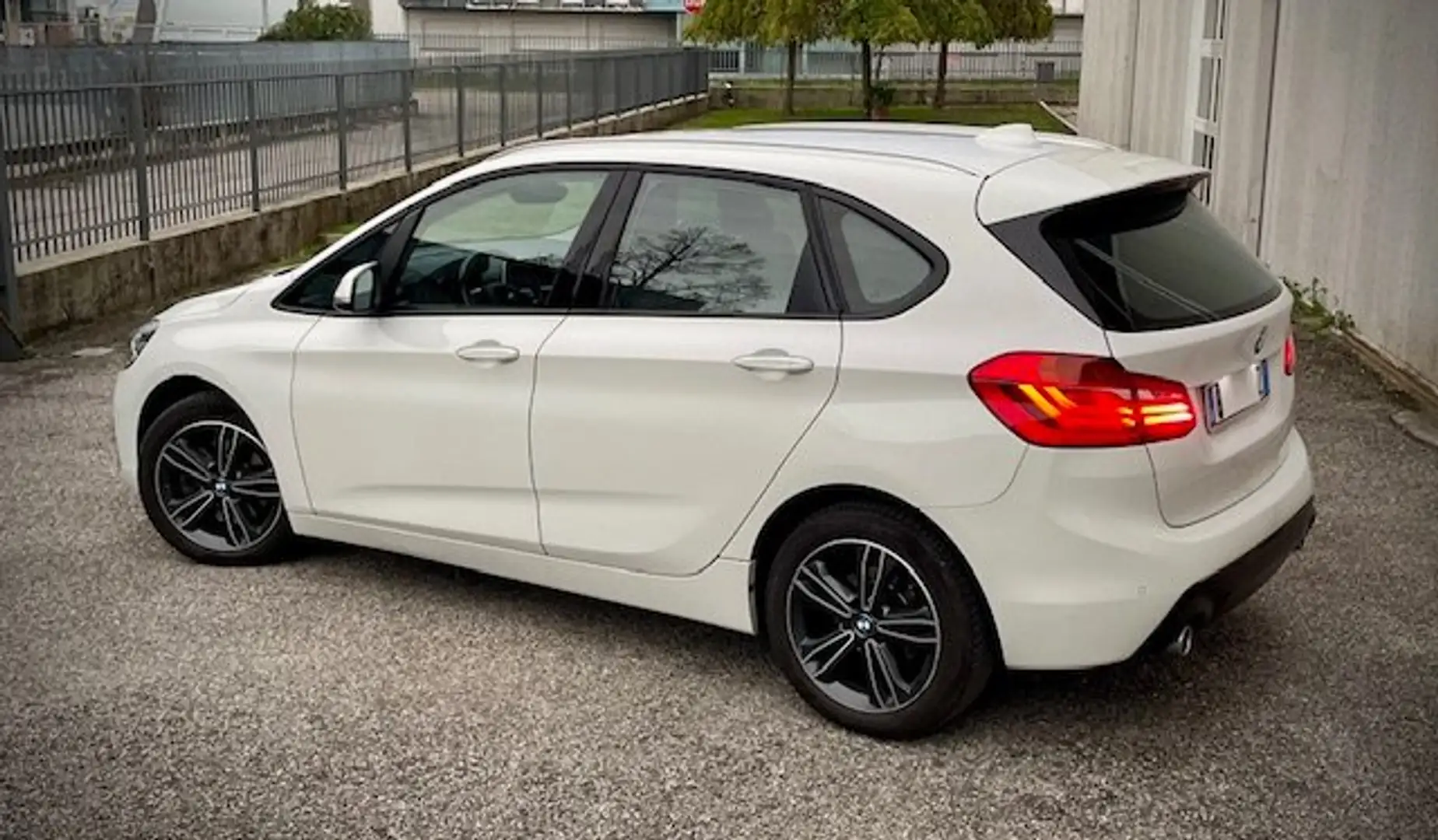 BMW 218 Serie 2 F45 2018 Active Tourer 218d Sport auto Bianco - 2