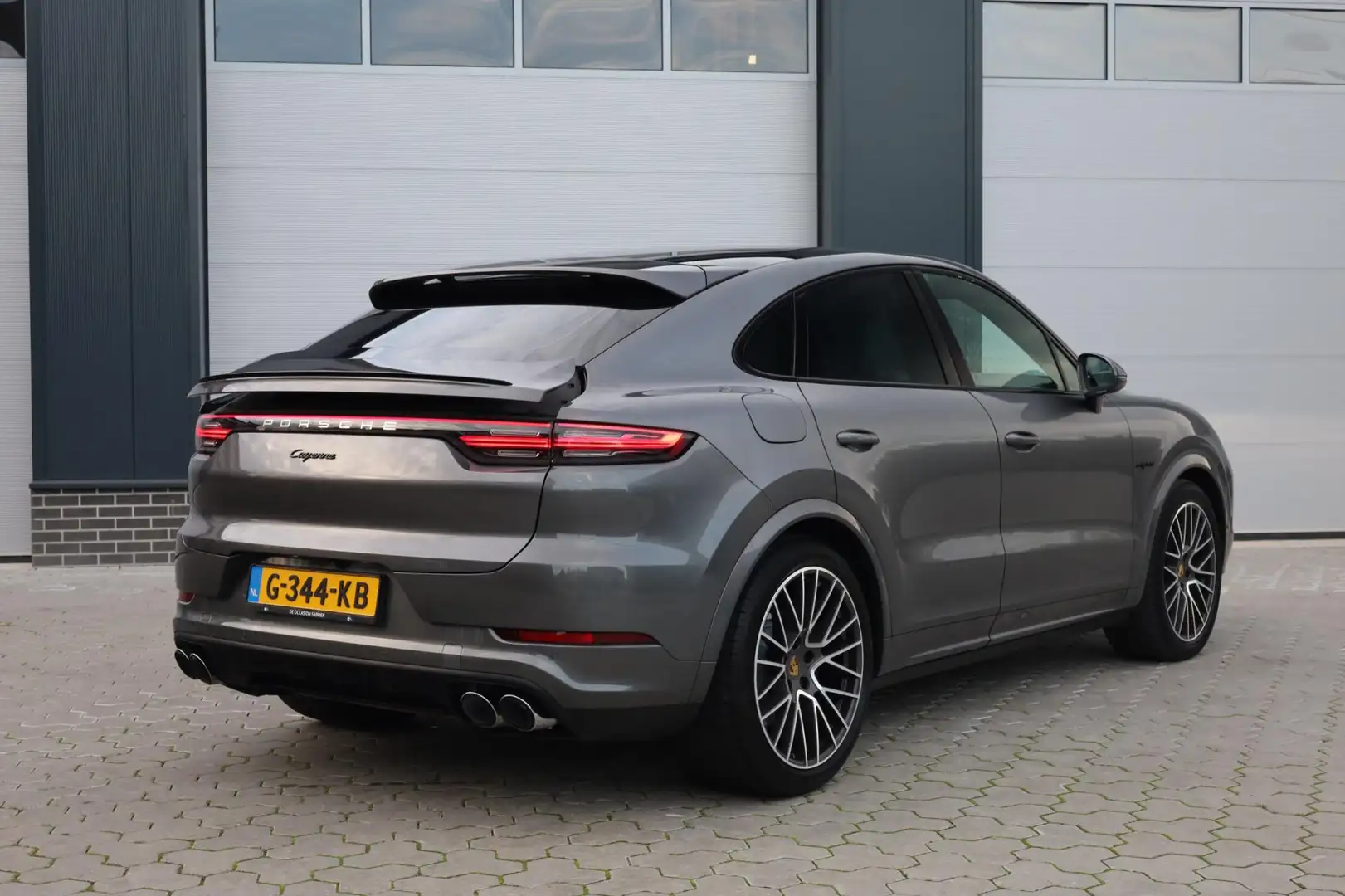 Porsche Cayenne Coupé 3.0 E-Hybrid Pano Trekhaak Sport Design Grijs - 2
