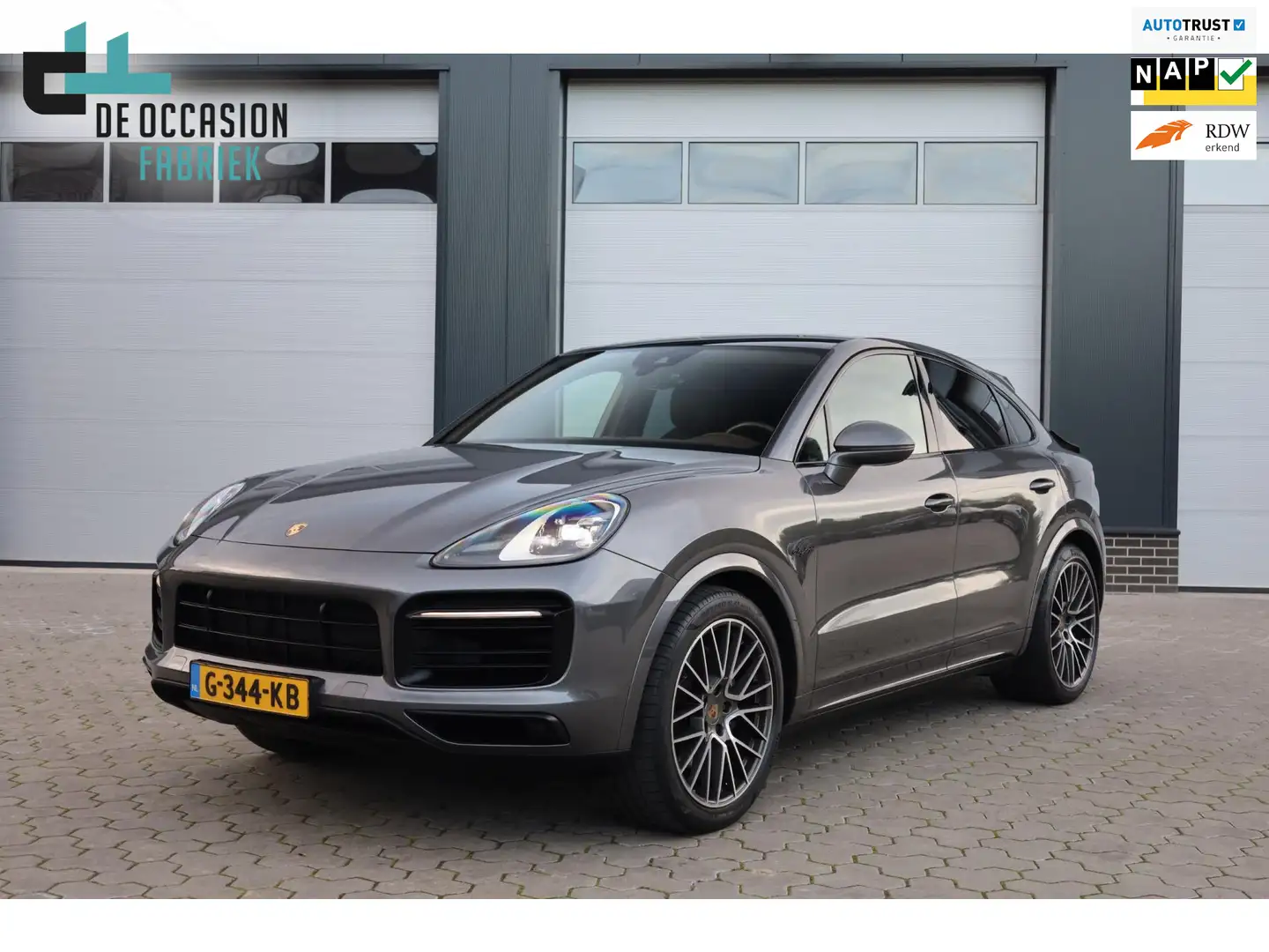Porsche Cayenne Coupé 3.0 E-Hybrid Pano Trekhaak Sport Design Grijs - 1