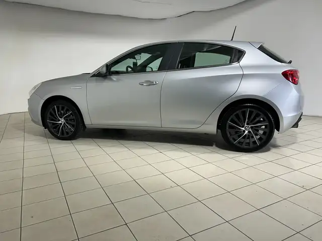 Alfa Romeo Giulietta view 3