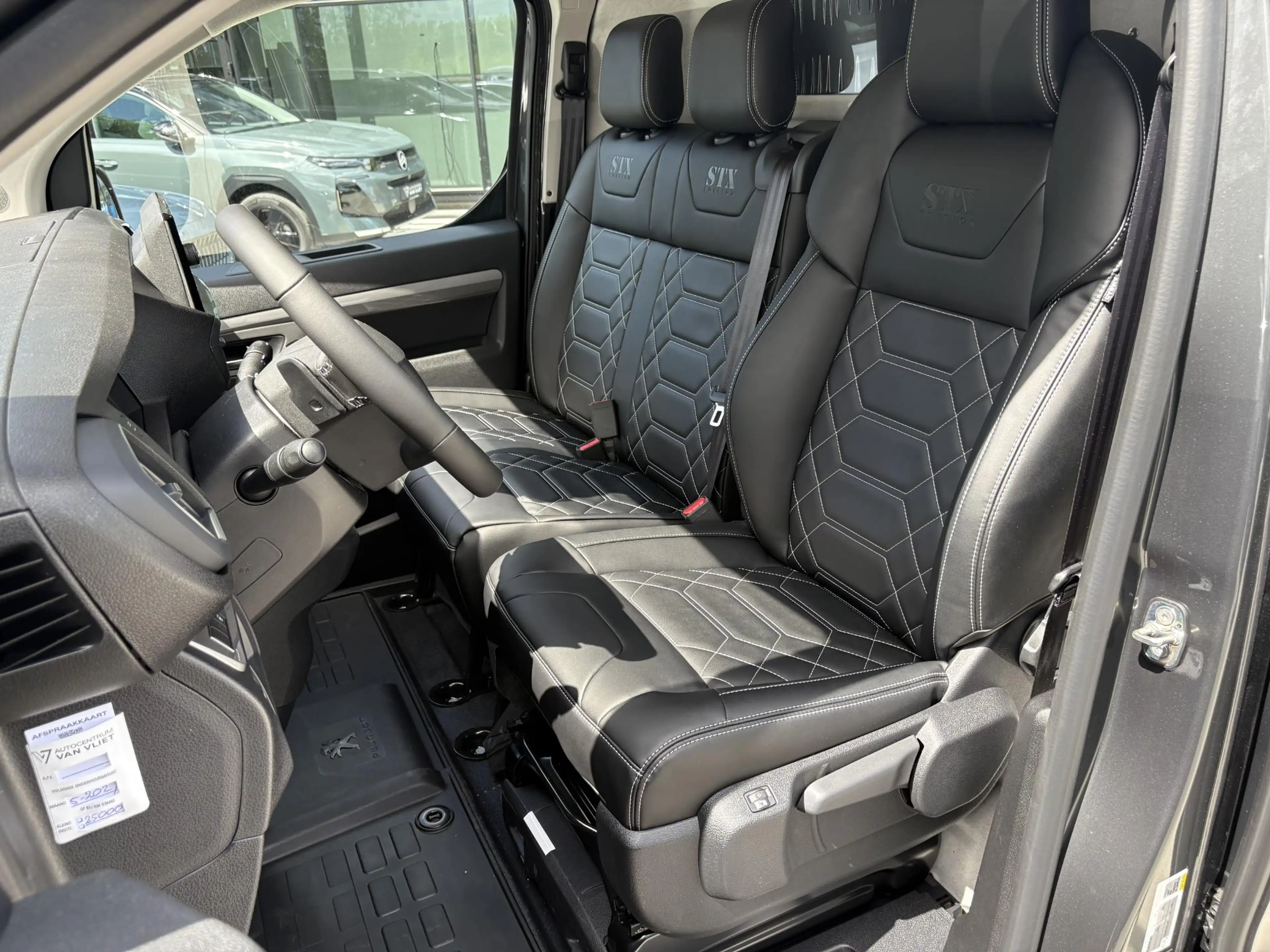 Peugeot e-Expert EV L2 75 kWh Leder interieur — photo 12