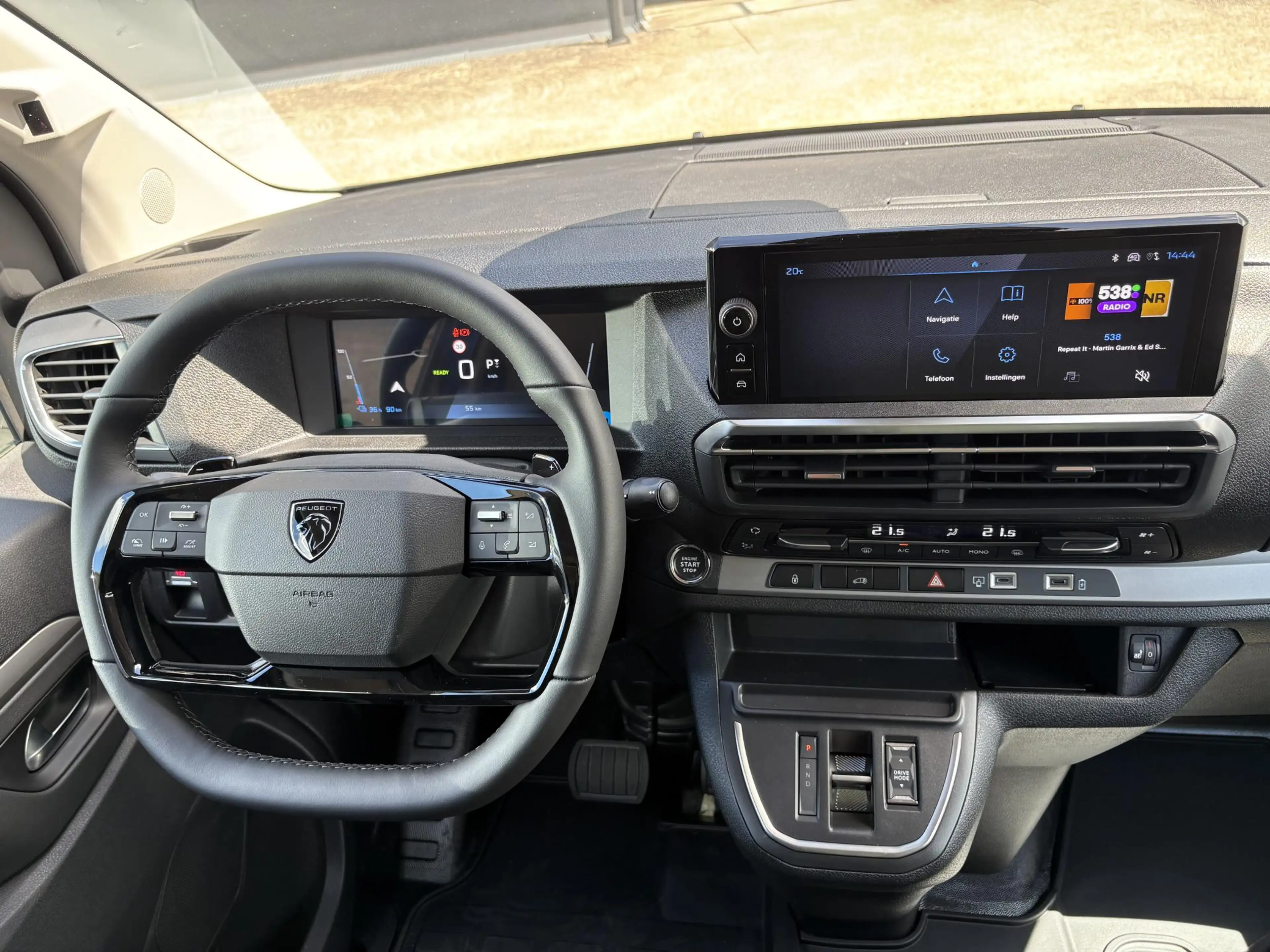 Peugeot e-Expert EV L2 75 kWh Leder interieur — photo 13