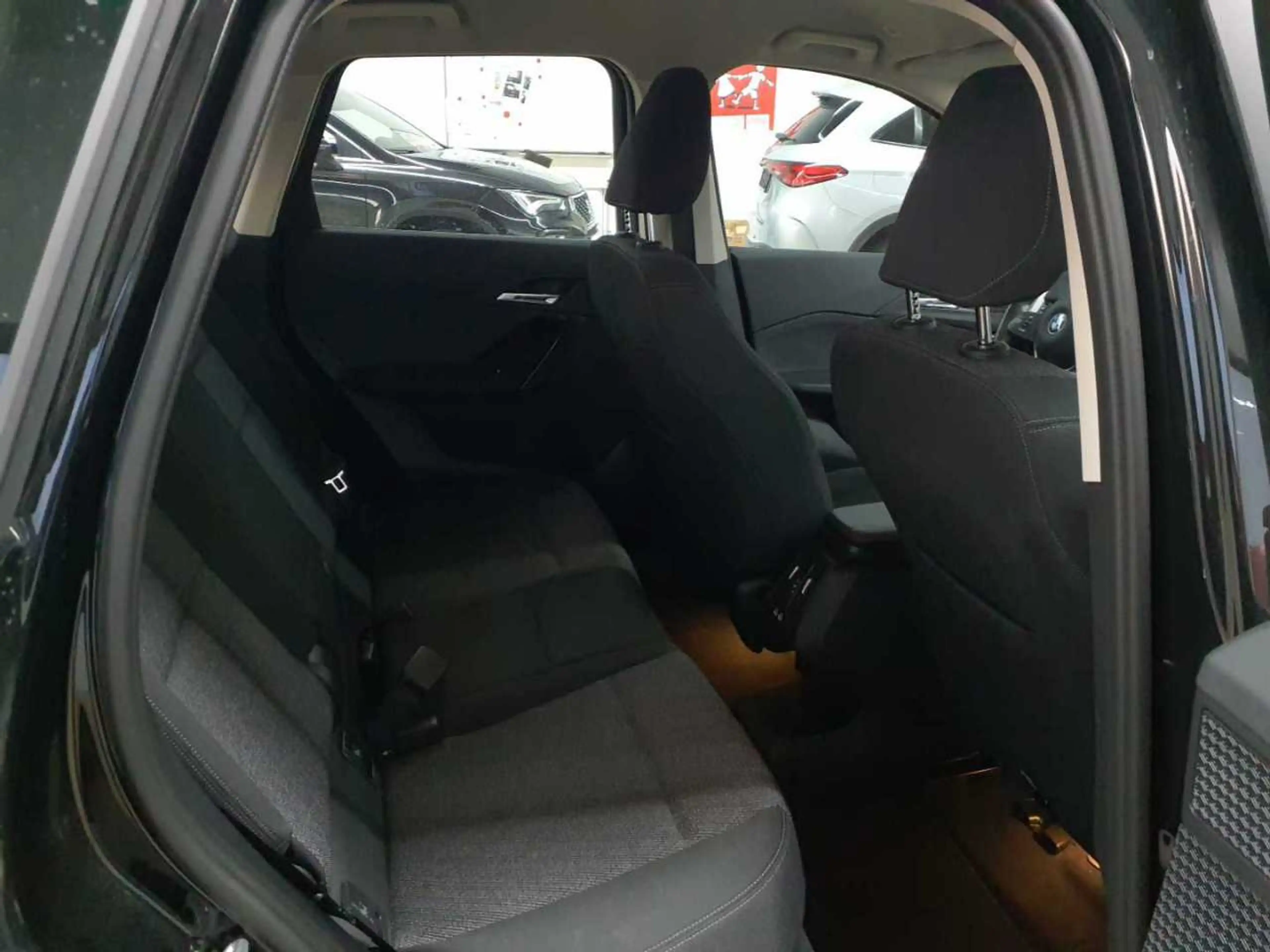 BMW iX1 xDrive30 — photo 14