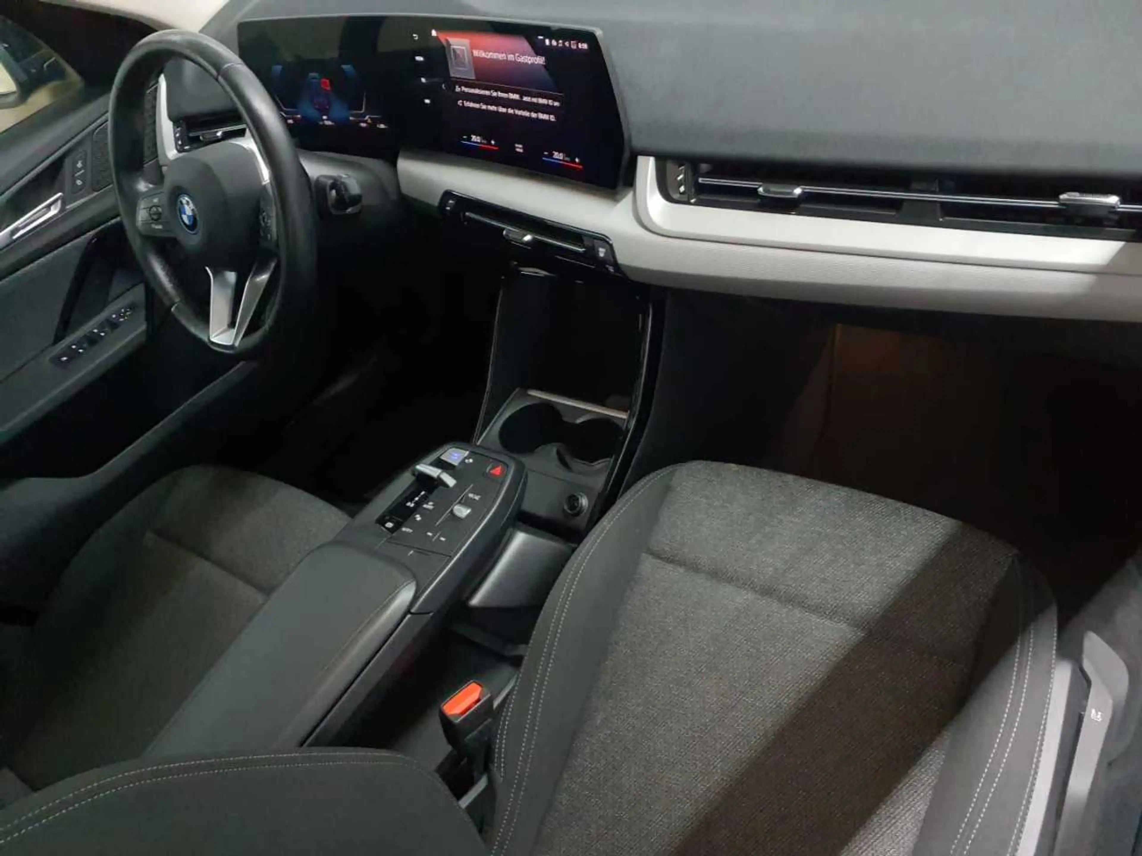 BMW iX1 xDrive30 — photo 9