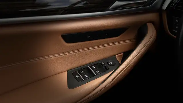 BMW 5 Series view 17