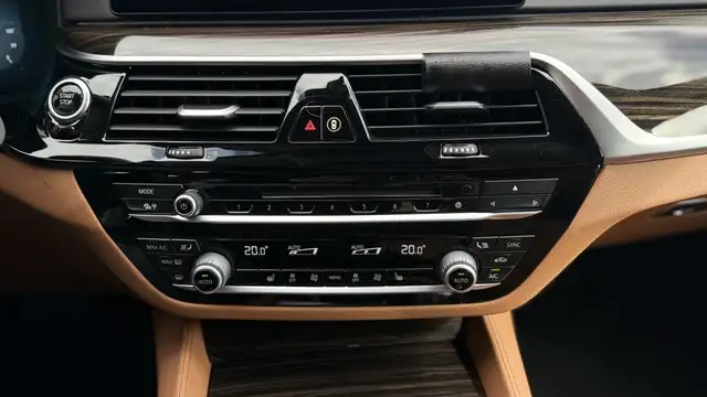 BMW 5 Series view 26