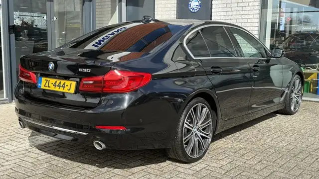 BMW 5 Series view 4