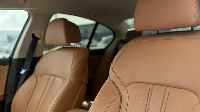 BMW 5 Series view 11